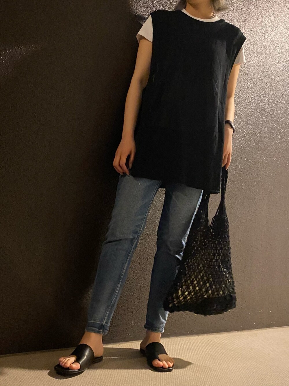 「パンツスタイル、夏コーデ、デニムコーデ、モノトーンコーデ、デニム、カジュアルコーデ、高身長女子、大人コーデ、アメリカンホリック、ベスト」｜「AMERICAN HOLICのサイドリボンニットベスト（ベスト、ブラック系）」を使った、rihoさん（レディース・167cm）の春コーディネートの1枚目の写真