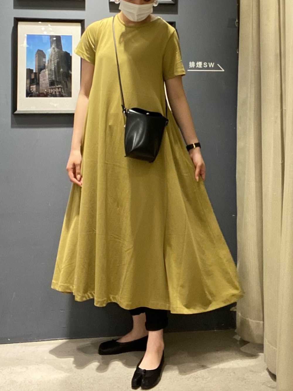 「シンプル、大人カジュアル、パンツスタイル、いいね、save、フォローお願いします🤑、プチプラコーデ、ロングワンピース、スキニーデニム、ゆるコーデ、サンダル、アメリカンホリック」｜「AMERICAN HOLICのクルーネックカットフレアワンピース（ワンピース、イエロー系）」を使った、rihoさん（レディース・167cm）の春コーディネートの1枚目の写真