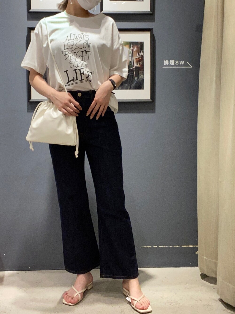 「これが私をアゲる服、オトナカジュアル、キレイめカジュアル、プチプラ、ママファッション、Tシャツ、カジュアル、韓国ファッション、ラフ、アメリカンホリック」｜「AMERICAN HOLICのフレアデニムパンツ（デニムパンツ、ブルー系）」を使った、rihoさん（レディース・167cm）の春コーディネートの1枚目の写真