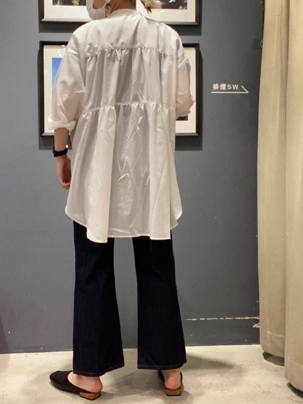 「シンプルコーデ、オトナカジュアル、デニムパンツ、シャツ/ブラウス、ママファッション、サンダル、夏コーデ、大人コーデ、アメリカンホリック、これが私をアゲる服」｜「AMERICAN HOLICのバックティアードシアーシャツチュニック（シャツ/ブラウス、ホワイト系）」を使った、rihoさん（レディース・167cm）の春コーディネートの1枚目の写真