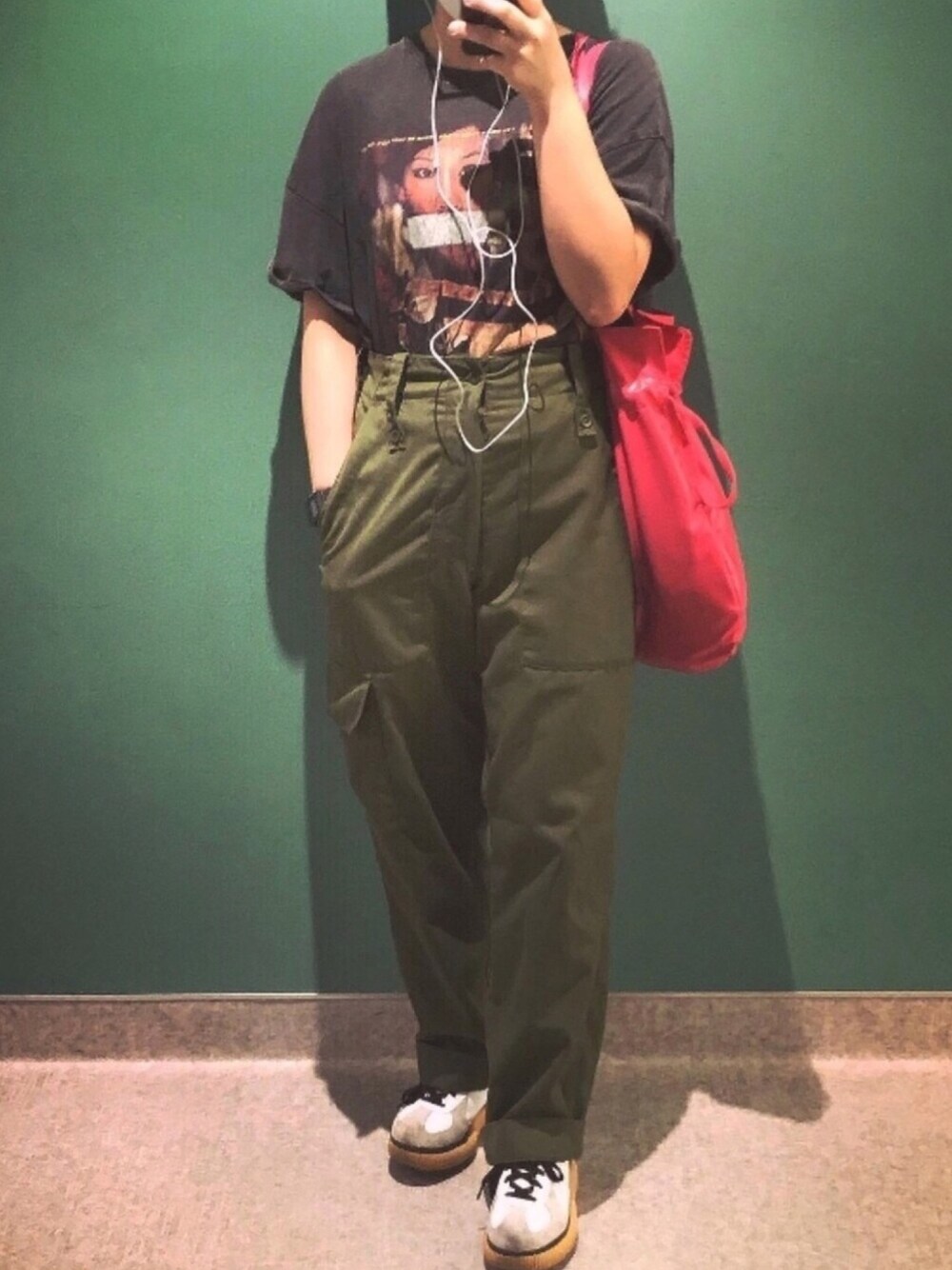 ブラック系のTシャツ/カットソー、ピンク系のトートバッグ、ホワイト系のスニーカーを着用したレディースの夏コーディネートの1枚目の写真
