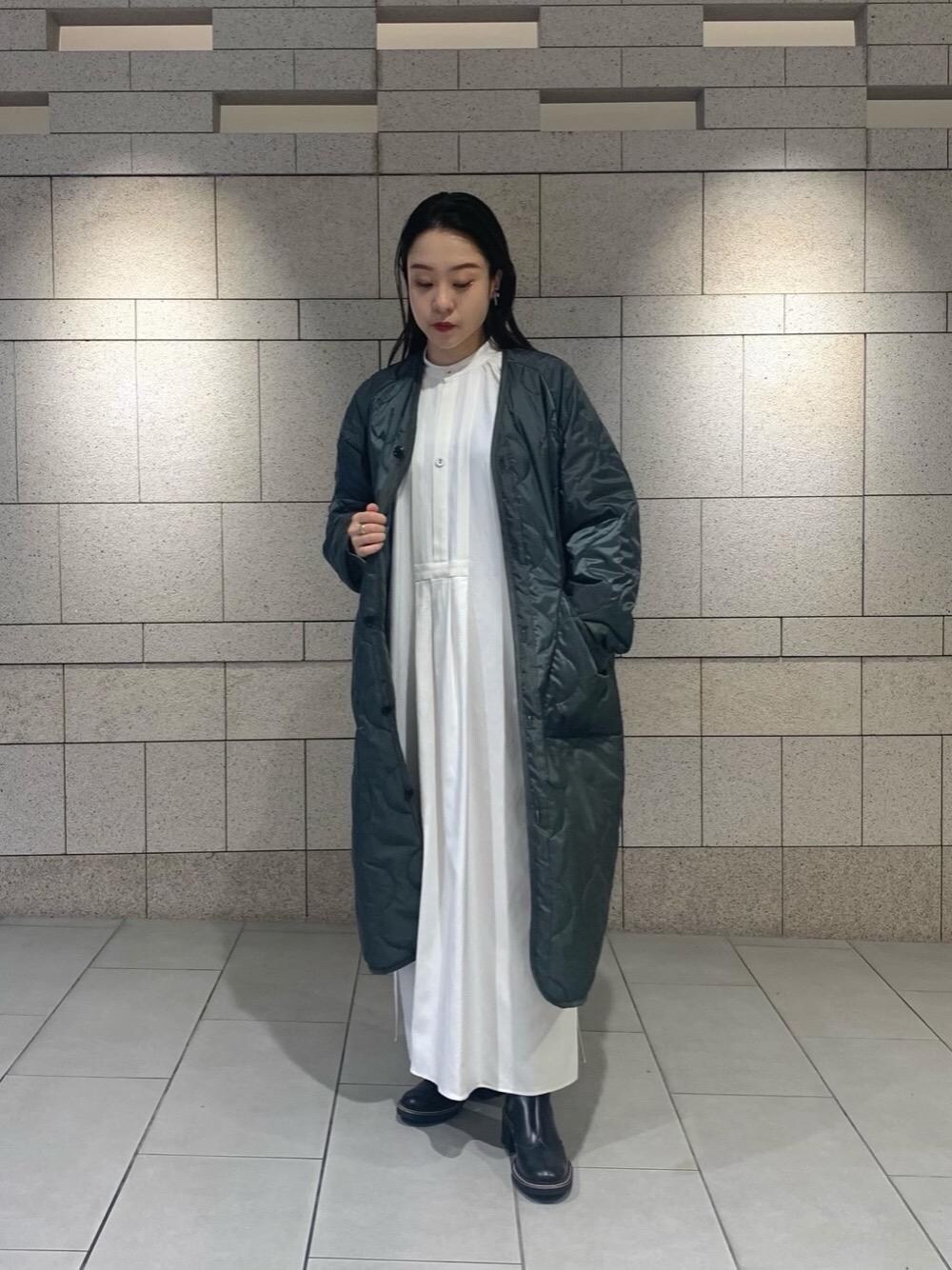 シルバー系のイヤリングを着用したレディースの秋コーディネートの1枚目の写真