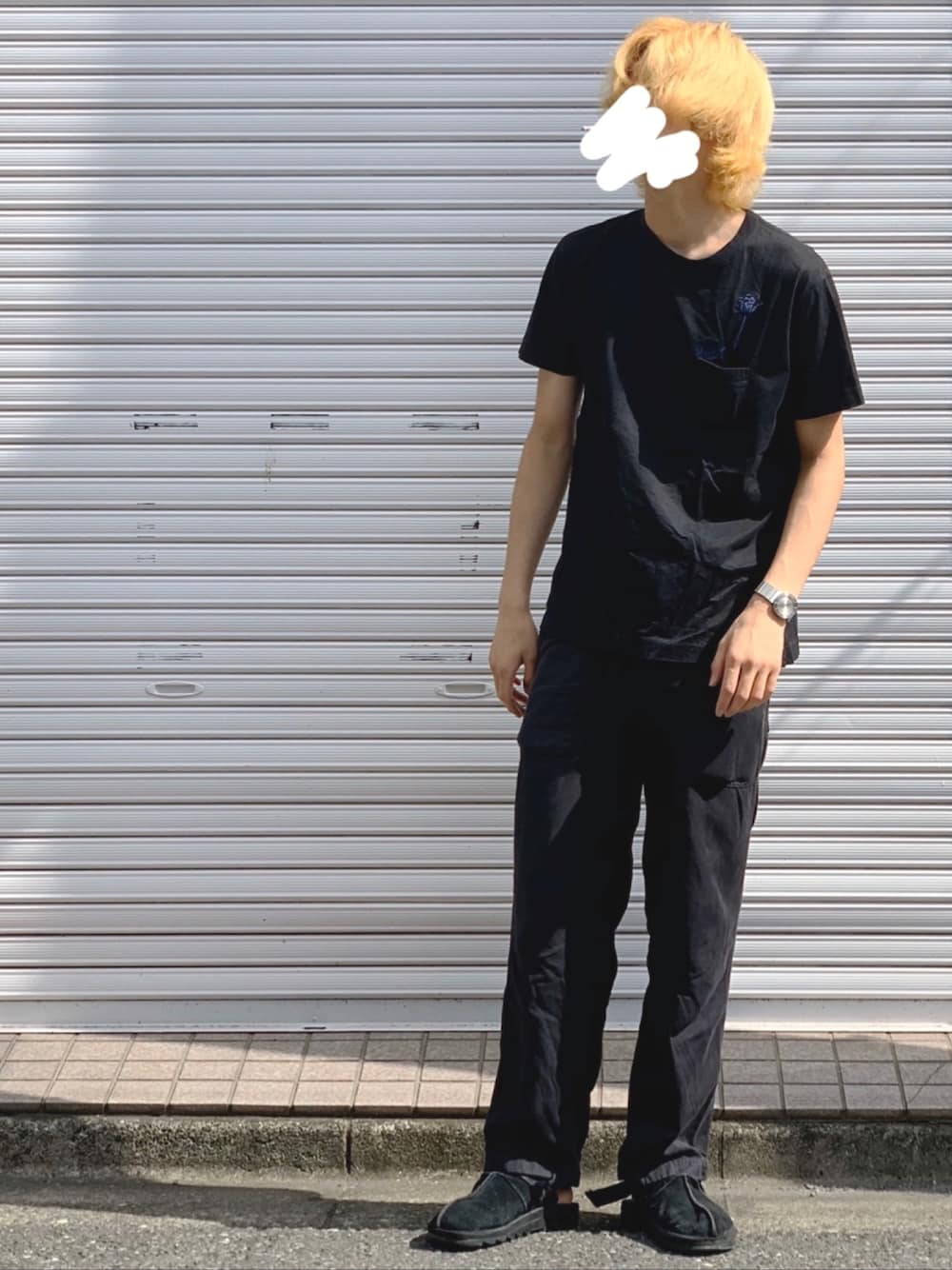 「春コーデ、夏コーデ、Tシャツ、ブラック、ootd、ラフ、黒、MIHARAYASUHIRO、プチプラ、きれいめカジュアル」｜「FIT MIHARAYASUHIROの【FIT】フラワー刺繍Tシャツ/Flower Embroider T-shirt（Tシャツ/カットソー、ブラック系）」を使った、nzyさん（メンズ・183cm）の春コーディネートの1枚目の写真