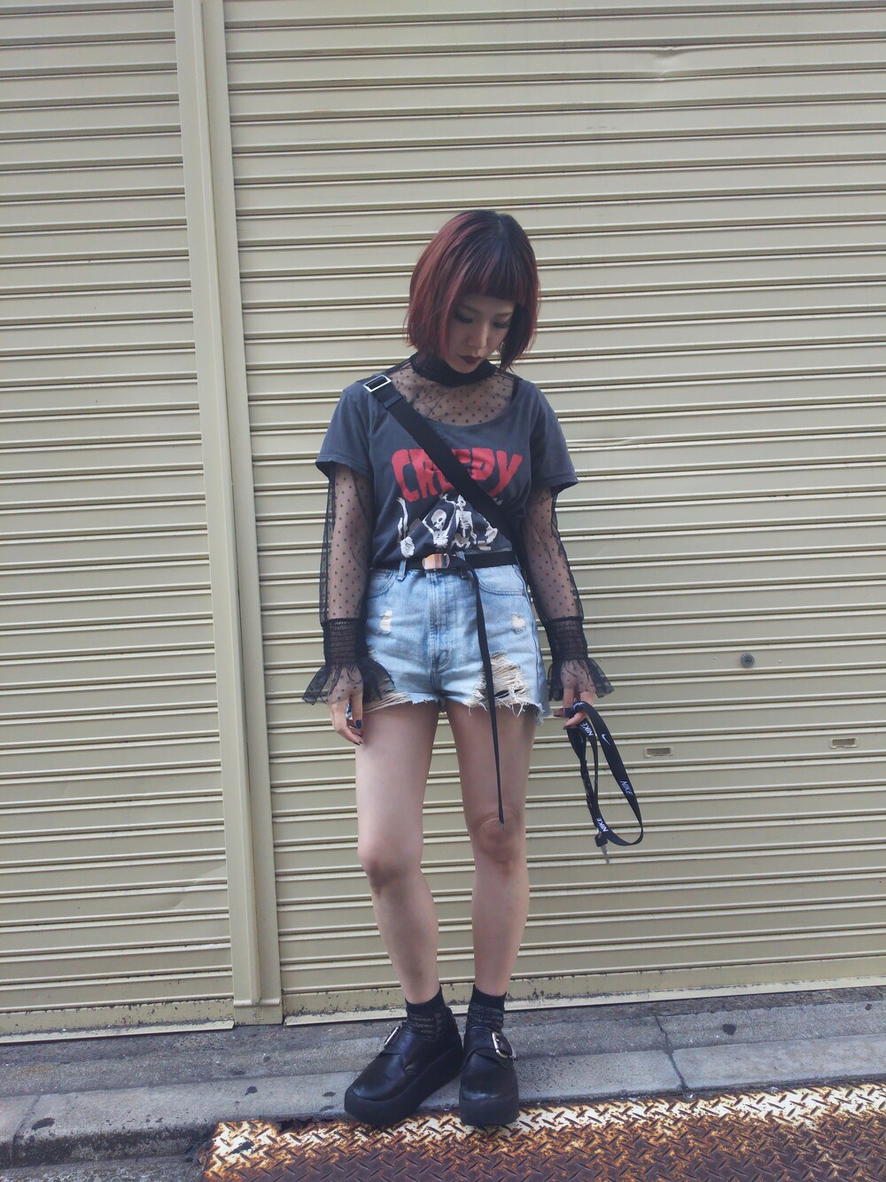 「古着、used、ストリート、黒、レイヤードスタイル、punk、ダメージデニムパンツ、シースルー、広島、韓国ファッション」｜「BellyButtonのNo.884 黑（その他シューズ、ブラック系）」を使った、はちこ。さん（レディース・157cm）の秋コーディネートの1枚目の写真