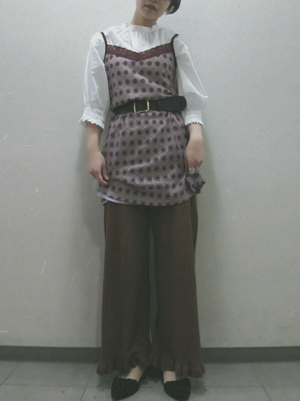 「ootd、パンツスタイル、春、古着、花柄、ワンピース、レイヤードスタイル、レトロ、used、ガーリー」｜「UNIQLOのアイテム（シャツ/ブラウス、ホワイト系）」を使った、はちこ。さん（レディース・158cm）の春コーディネートの1枚目の写真