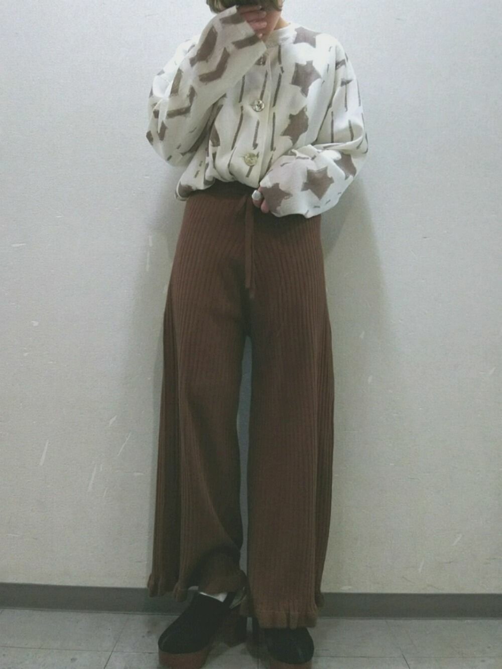 「春コーデ、ラフ、古着、シンプル、used、オーバーサイズ、タックイン、ブラウン、広島」｜「shop originalのアイテム（パンツ、ブラウン系）」を使った、はちこ。さん（レディース・158cm）の春コーディネートの1枚目の写真