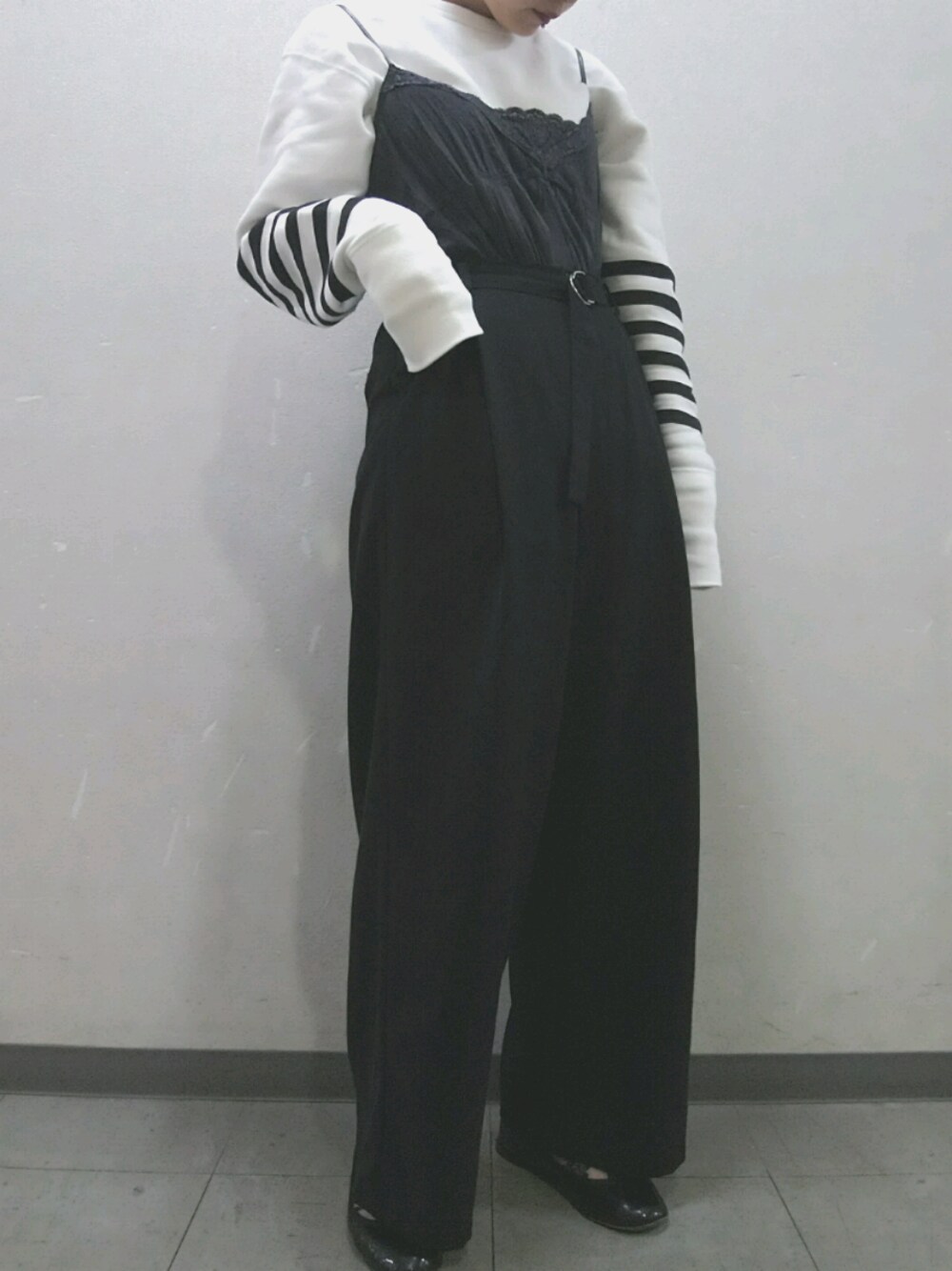 「ラフ、古着、ootd、モノトーン、ハイウエスト、レイヤードスタイル、ワイドパンツ、used、プチプラ、広島」｜「FRAY I.Dの袖ラインロングトレーナー（スウェット、ホワイト系）」を使った、はちこ。さん（レディース・158cm）の春コーディネートの1枚目の写真