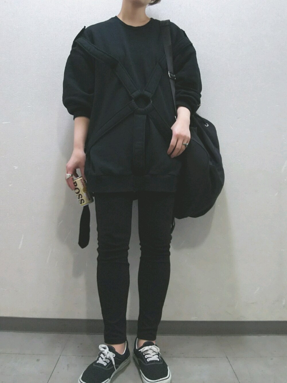 「シンプル、ootd、ブラック、ストリート、スキニー、古着、モード、広島、黒」｜「MILKの【MILKBOY】 OVER SIZE パラシュート トップス（Tシャツ/カットソー、ブラック系）」を使った、はちこ。さん（レディース・158cm）の春コーディネートの1枚目の写真