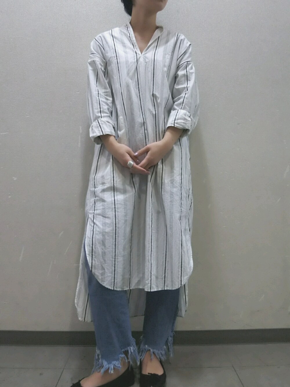 「シンプル、カジュアル、デニム、はるコーデ、ホワイト、ロングワンピース、ZARA、シルバーアクセサリー、古着、広島」｜「JOURNAL STANDARDのアイテム（シャツワンピース、ホワイト系）」を使った、はちこ。さん（レディース・158cm）の春コーディネートの1枚目の写真