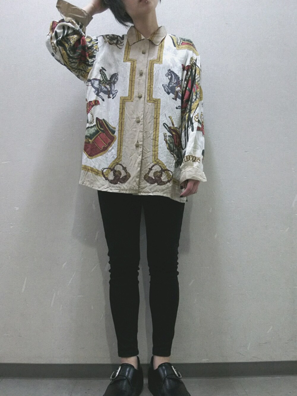 「シンプル、ootd、プチプラコーデ、黒、UNIQLO、シャツスタイル、古着MIX、柄シャツ、used、広島」｜「UNIQLOのWOMEN レギンスパンツ（その他パンツ、ブラック系）」を使った、はちこ。さん（レディース・158cm）の春コーディネートの1枚目の写真
