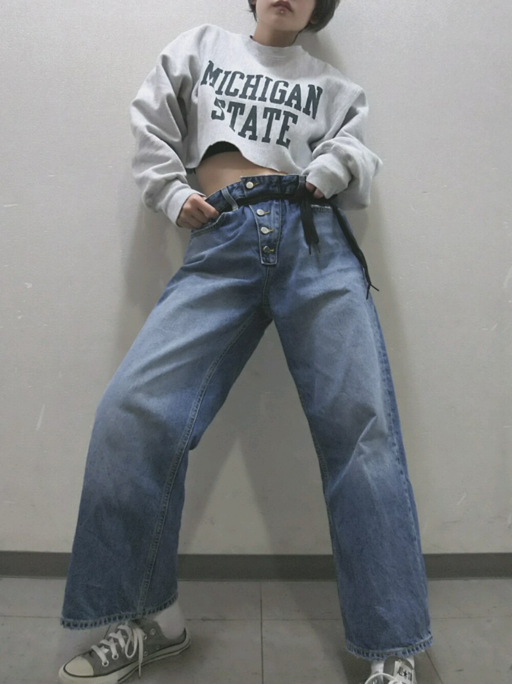「おしゃれさんと繋がりたい、プチプラ、スニーカーコーデ、ストリート、ハイウエスト、ワイドパンツ、デニム、古着、used、広島」｜「CONVERSEのCONVERSE / CVS ALL STAR OX （スニーカー、グレー系）」を使った、はちこ。さん（レディース・158cm）の春コーディネートの1枚目の写真