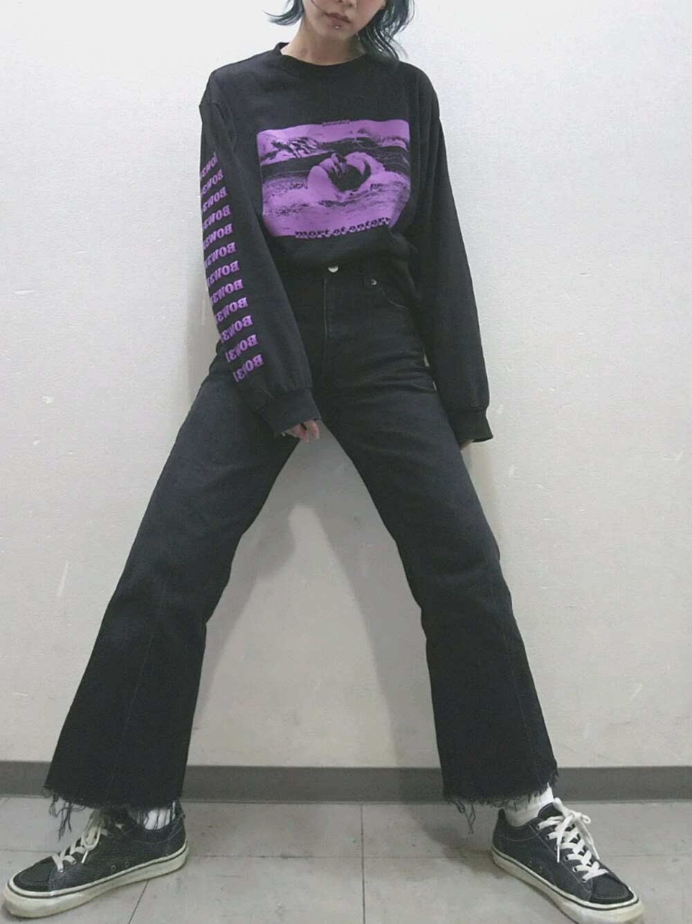 「ootd、古着、ストリート、ブラック、デニム、スニーカー、袖プリント、used、ラフ、広島」｜「Mila Owenのカットオフストレートデニムパンツ（デニムパンツ、ブラック系）」を使った、はちこ。さん（レディース・158cm）の夏コーディネートの1枚目の写真