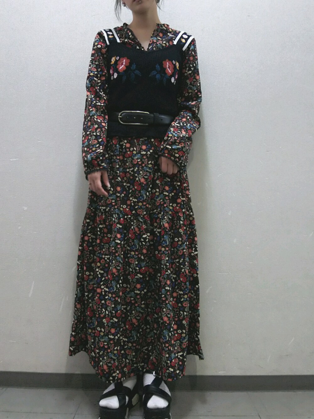 「シャツワンピ、花柄、ワンピース、大人カジュアル、黒、古着、used、広島」｜「WEGOのアイテム（サンダル、ブラック系）」を使った、はちこ。さん（レディース・158cm）の夏コーディネートの1枚目の写真