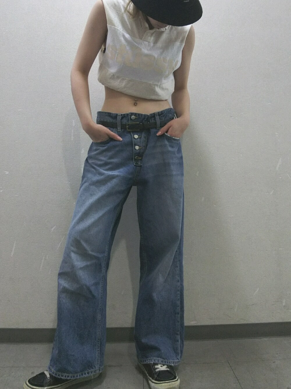 「カジュアルコーデ、パンツスタイル、白Tシャツ、スニーカーコーデ、ワイドデニム、夏、ストリート、古着、used、広島」｜「KANGOLのユニセックス カンゴール バミューダ ハット KANGOL Bermuda Casual（ハット、ブラック系）」を使った、はちこ。さん（レディース・158cm）の夏コーディネートの1枚目の写真