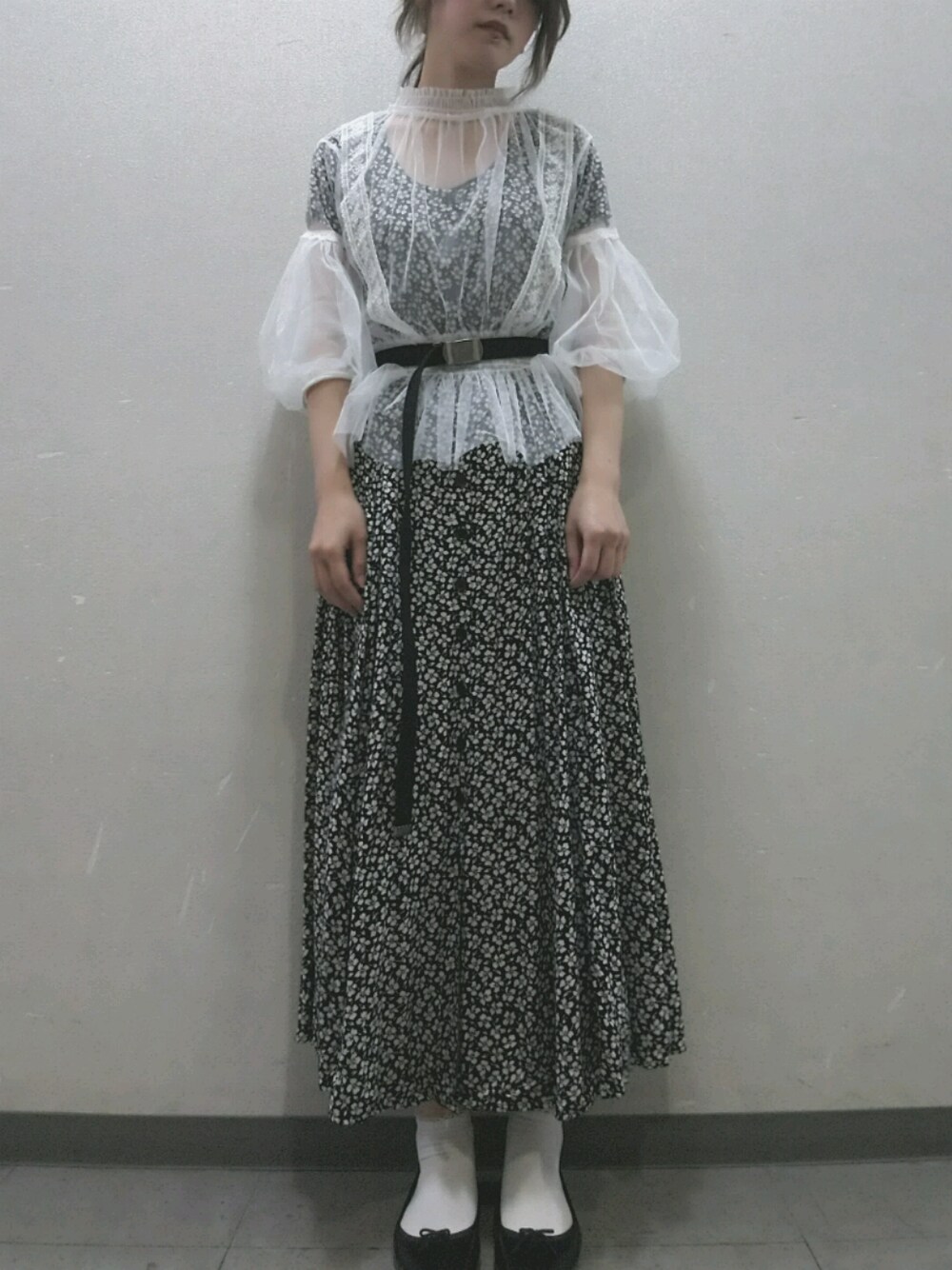 「秋コーデ、モノトーン、ロングワンピース、白、花柄、ウエストマーク、ブラウス、ガーリー、古着、広島」｜「RepettoのCENDRILLON 35-38,  BALLERINA / BB V086V [White, Black, Red]（バレエシューズ、ブラック系）」を使った、はちこ。さん（レディース・158cm）の秋コーディネートの1枚目の写真