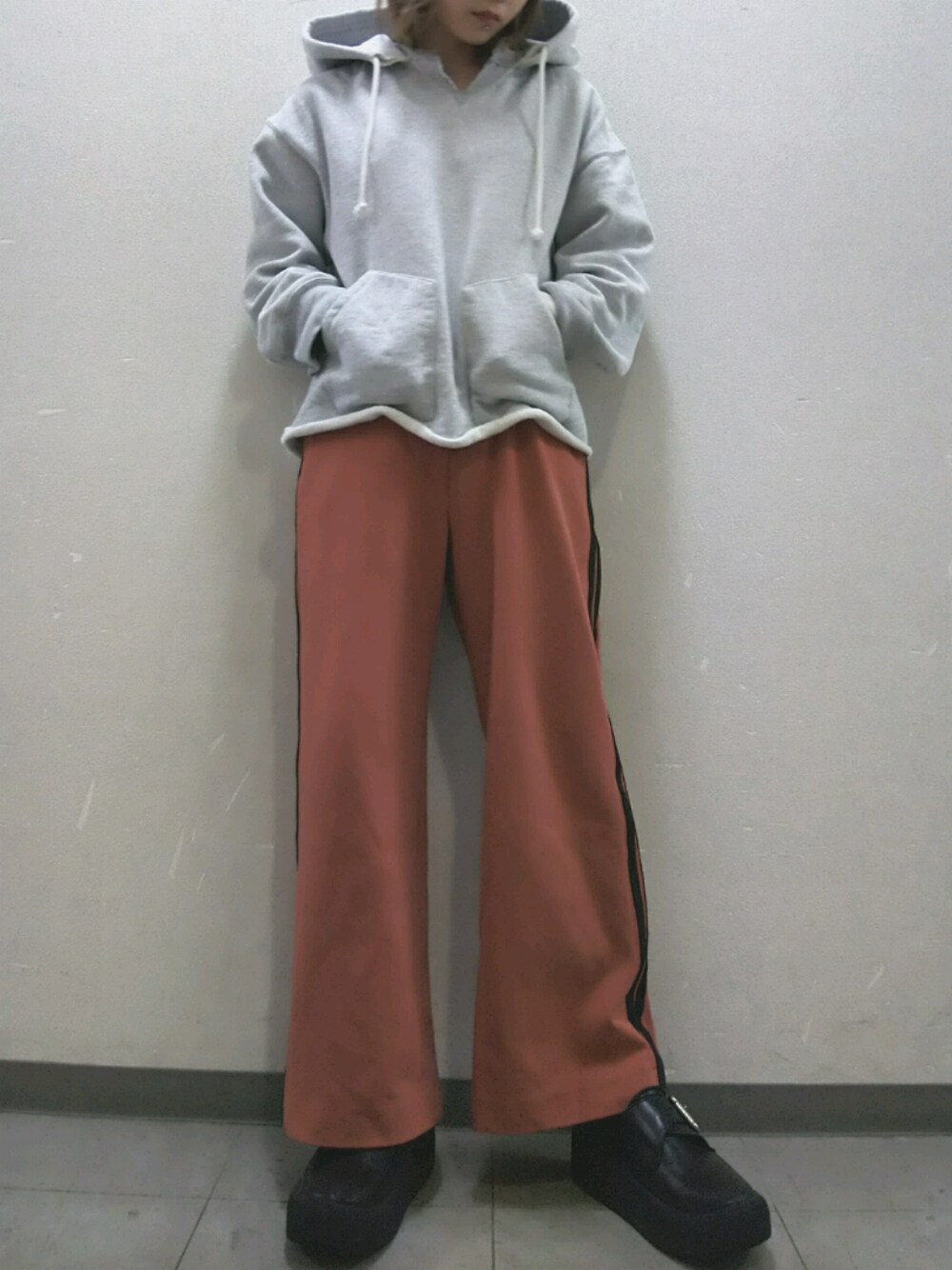 「秋のブラウンスタイル、カジュアル、ビッグシルエット、outfit、ワイドパンツ、ストリート、厚底シューズ、古着、used、広島」｜「ChampionのChampion　HOODED SWEAT SHIRT（パーカー、グレー系）」を使った、はちこ。さん（レディース・158cm）の秋コーディネートの1枚目の写真