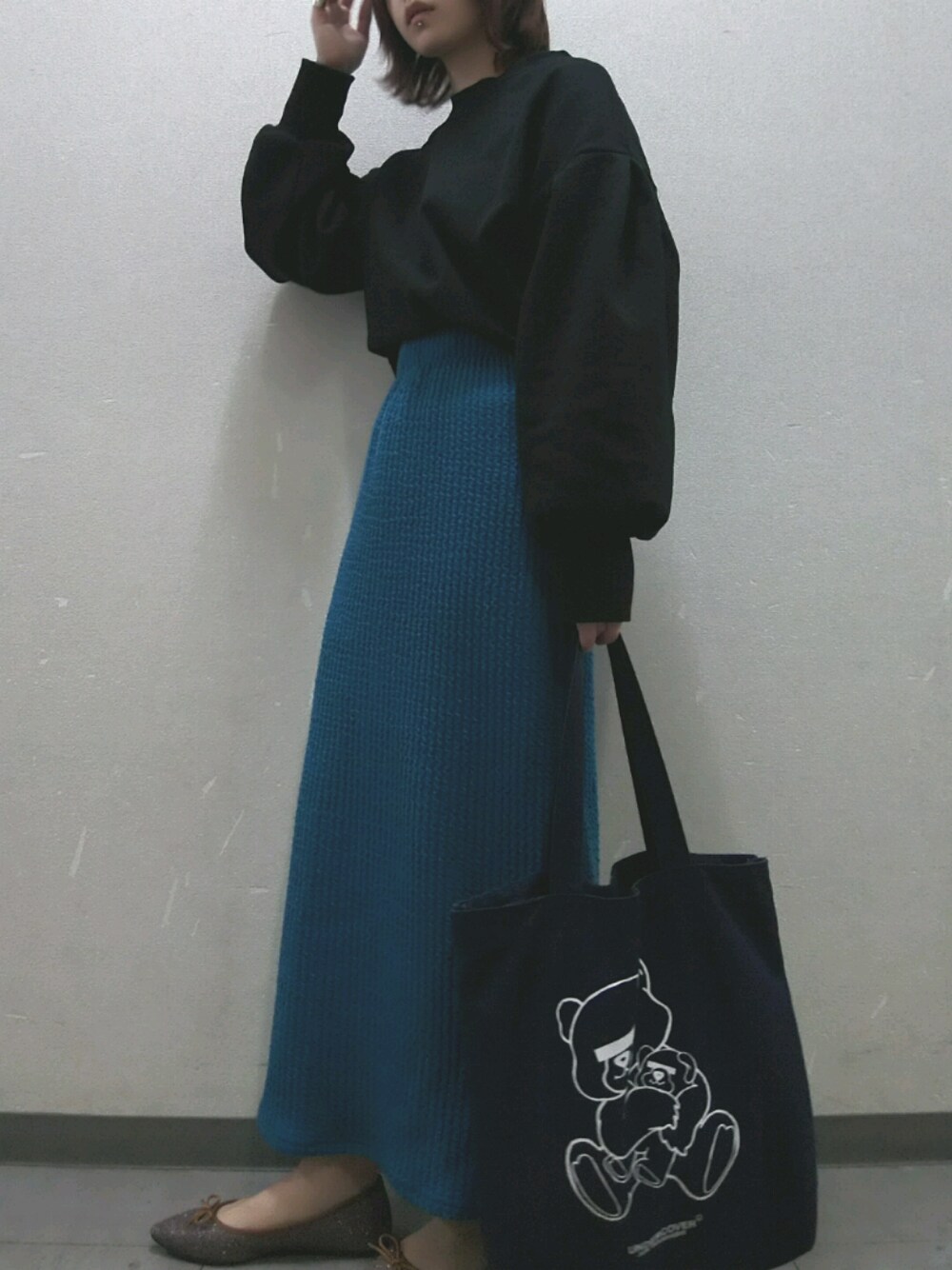「シンプルコーデ、ootd、秋服、ボリューム袖、ニット、タイトスカート、ブラック、古着、used、広島」｜「w closetのジャガードロングスカート（スカート、ブルー系）」を使った、はちこ。さん（レディース・158cm）の秋コーディネートの1枚目の写真