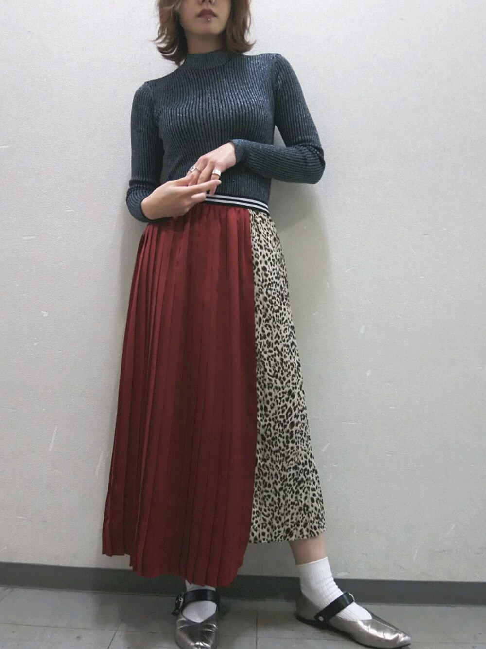 「秋のコーデ、ロングスカート、赤、レオパード、タートルネック、シルバーシューズ、古着、used、広島」｜「UNIQLOのエクストラファインメリノリブタートルネックセーター（長袖）（ニット/セーター、ブラック系）」を使った、はちこ。さん（レディース・158cm）の秋コーディネートの1枚目の写真