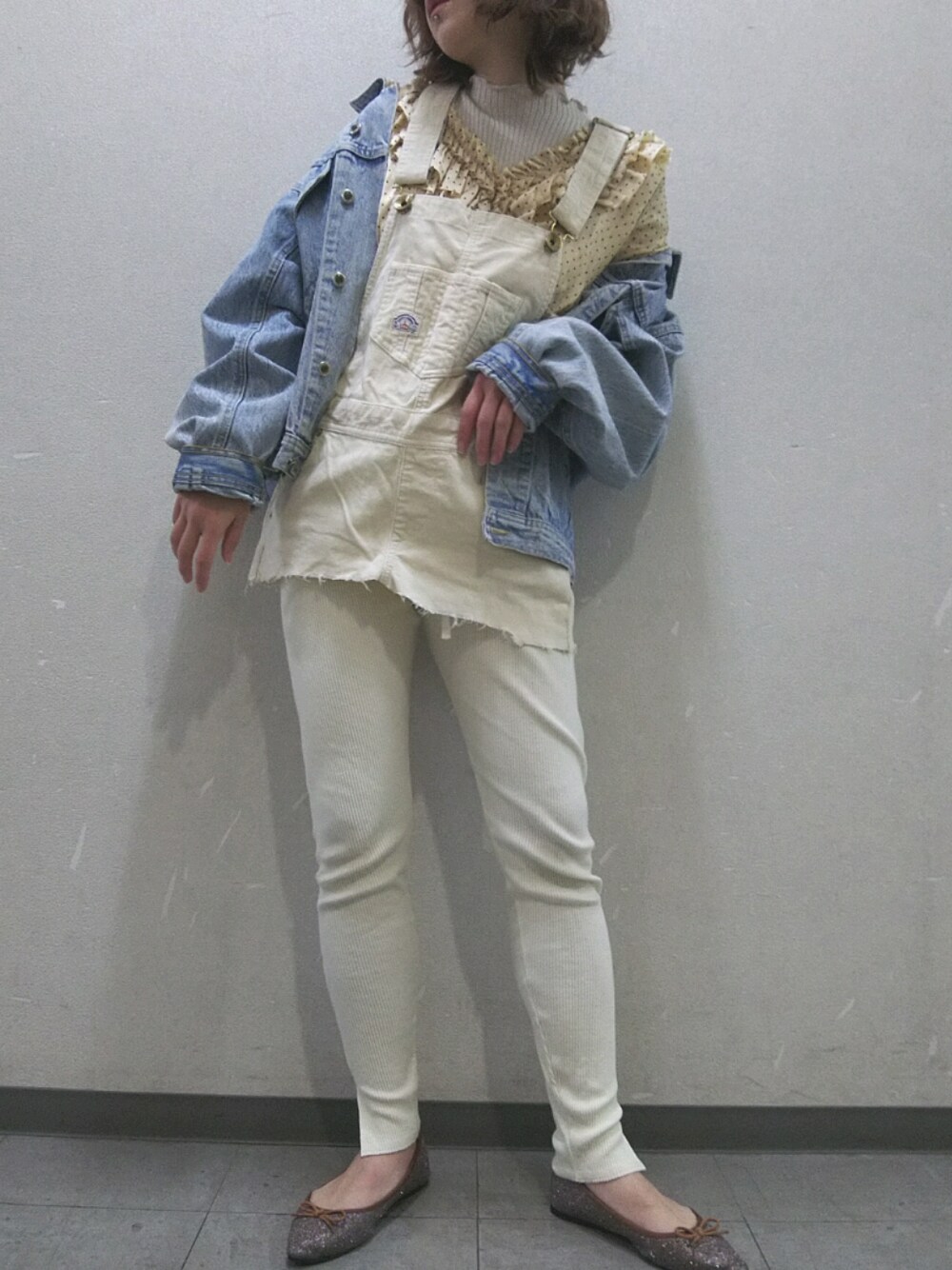 「秋のコーデ、ラフ、デニム、ワントーンコーデ、リメイク、ドット、リブニット、古着、広島、used」｜「Rodeo Crownsのワーク オーバーオール（つなぎ/オールインワン、ホワイト系）」を使った、はちこ。さん（レディース・158cm）の秋コーディネートの1枚目の写真