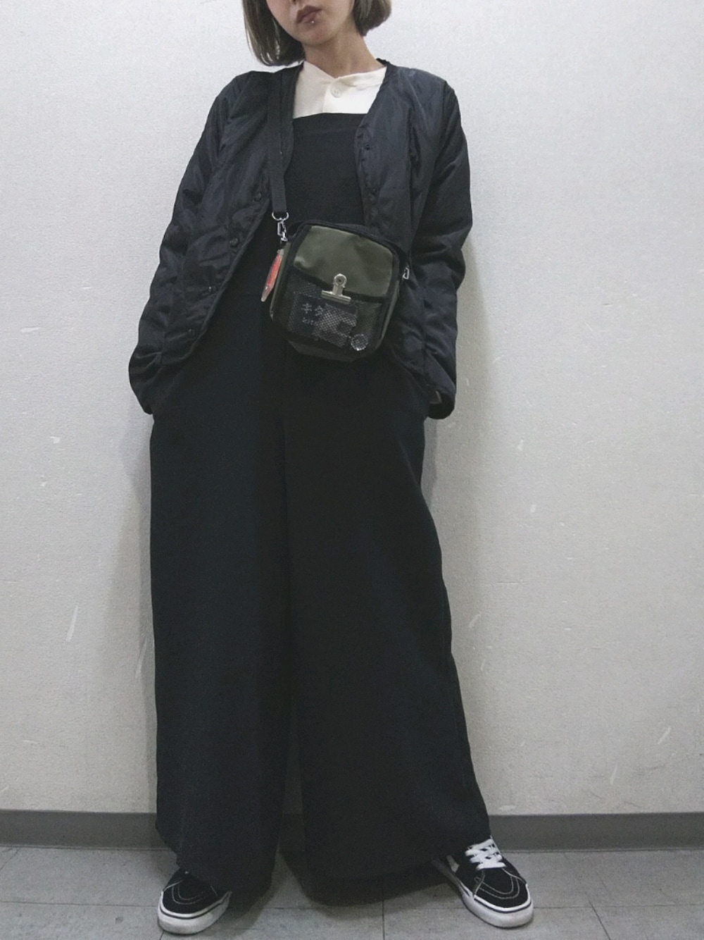 「大人カジュアル、ラフ、プチプラコーデ、スニーカー、ブラック、シンプル、古着、used、広島、ootd」｜「UNIQLOのウルトラライトダウンコンパクトジャケット（ダウンジャケット/コート、ブラック系）」を使った、はちこ。さん（レディース・158cm）の冬コーディネートの1枚目の写真