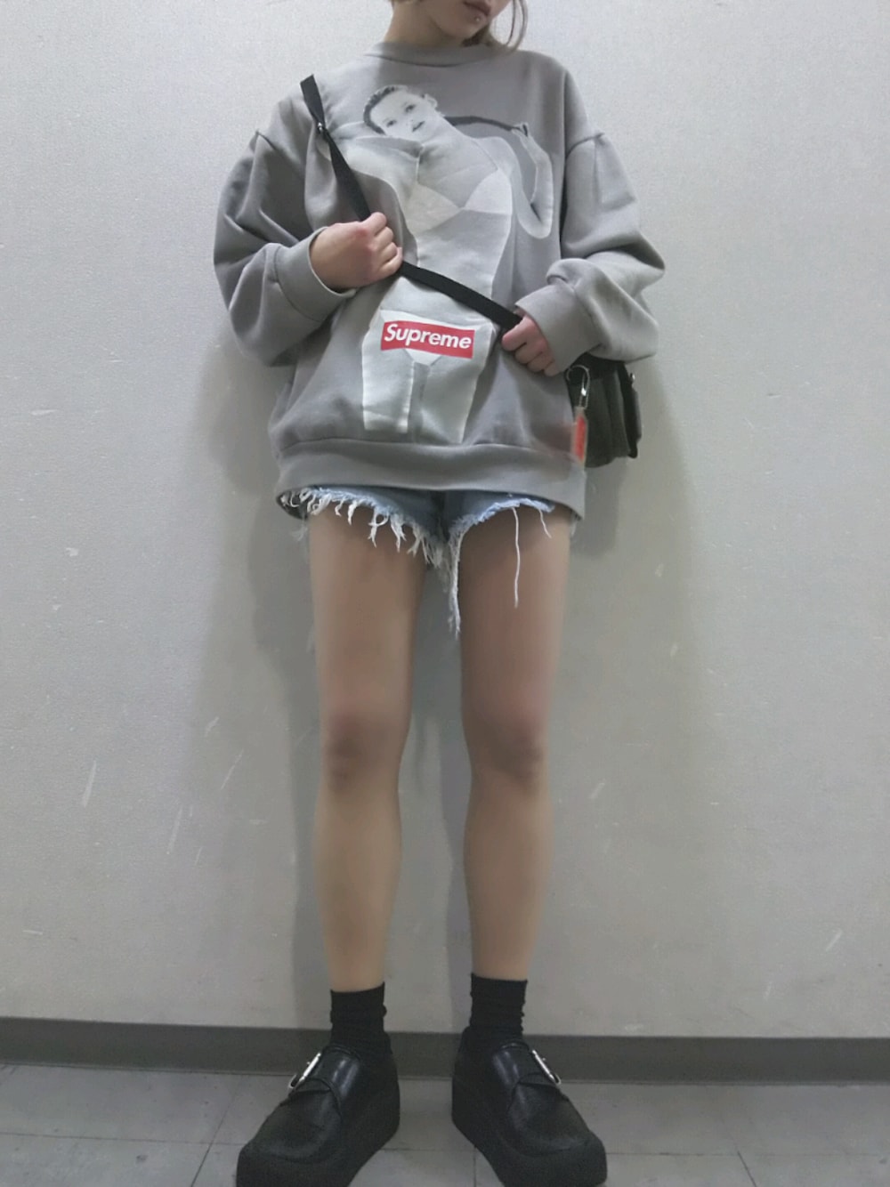 「春、デニムパンツ、オーバーサイズ、ショルダーバッグ、ストリート、楽チンコーデ、outfit、古着、used、広島」｜「Supreme のアイテム（スウェット、グレー系）」を使った、はちこ。さん（レディース・158cm）の冬コーディネートの1枚目の写真