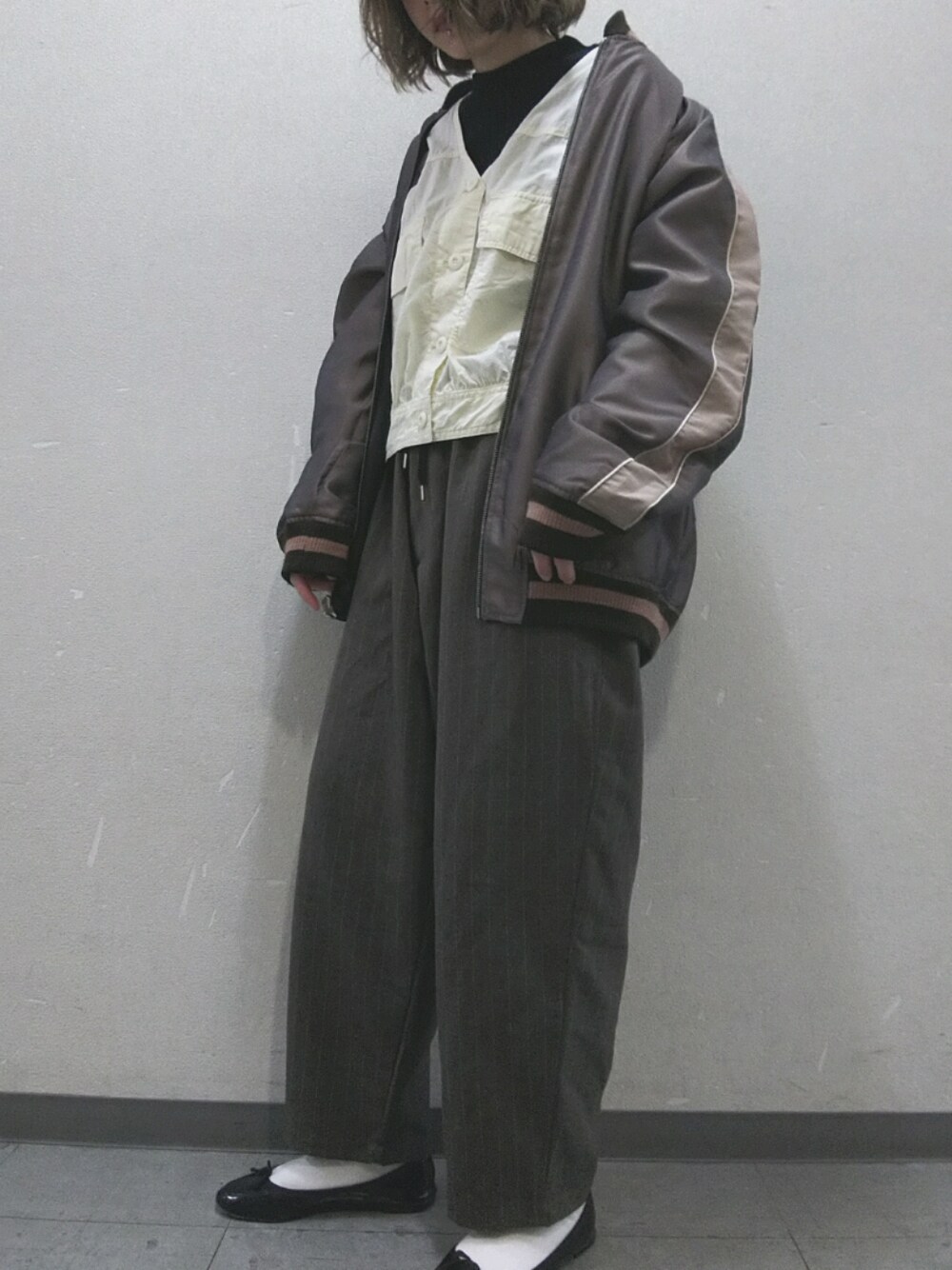 「カジュアル、ootd、プチプラ、ラフ、メンズライク、レイヤードスタイル、ワイドパンツ、古着、used、広島」｜「w closetのピグメント加工Vネックシャツ（シャツ/ブラウス、ホワイト系）」を使った、はちこ。さん（レディース・158cm）の冬コーディネートの1枚目の写真