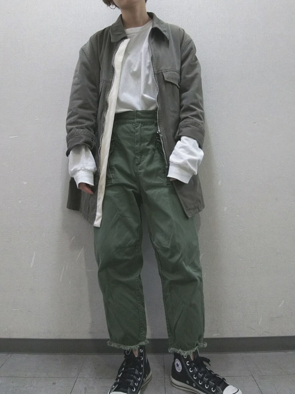 「シンプル、カジュアル、ジャケット、カーキ、ラフ、セットアップ、スニーカー、古着、used、広島」｜「CONVERSEのCONVERSE / LEATHER ALL STAR HI（スニーカー、ブラック系）」を使った、はちこ。さん（レディース・158cm）の春コーディネートの1枚目の写真