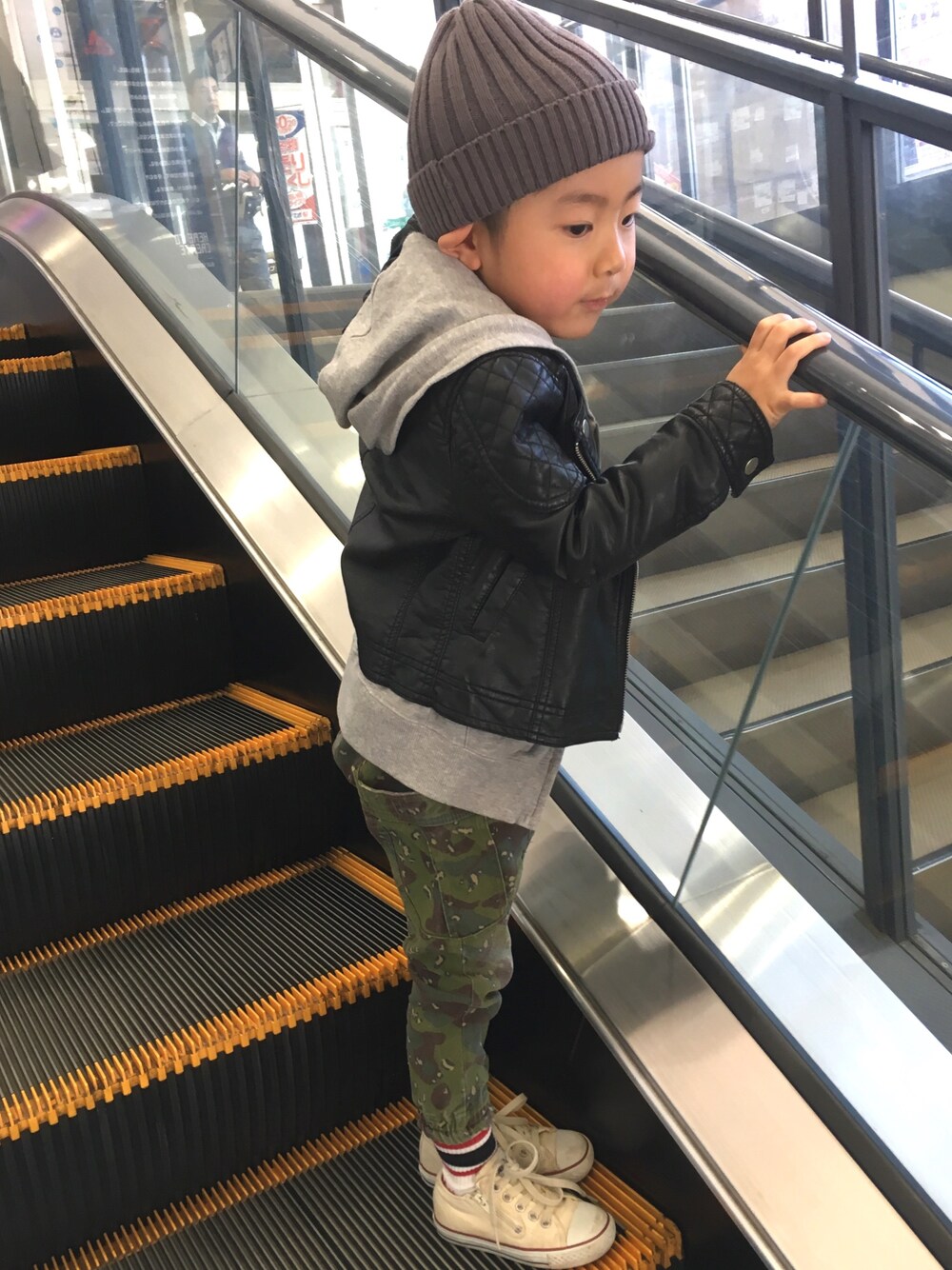「5歳、男の子、カジュアル、スニーカー、ライダースジャケット、ニット帽」｜「GUのアイテム（ライダースジャケット、ブラック系）」を使った、yocoさん（キッズ・100cm）の冬コーディネートの1枚目の写真
