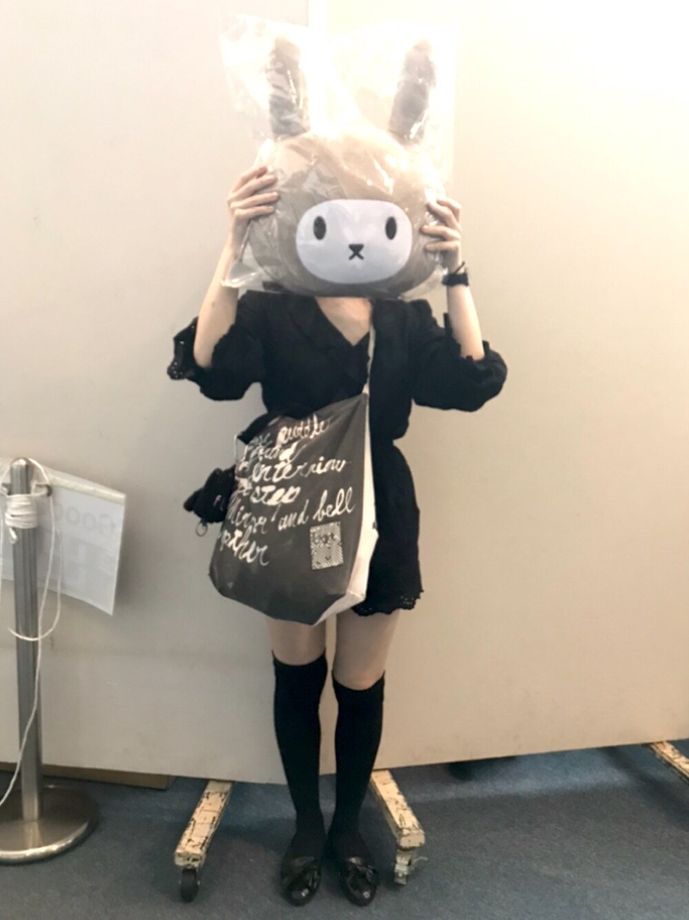 「ootd、ブラックコーデ、モノトーン、ニーハイソックス、ユキンコリニスタ」｜「YUKIのアイテム（トートバッグ、ブラック系）」を使った、kumiさん（レディース・153cm）の秋コーディネートの1枚目の写真