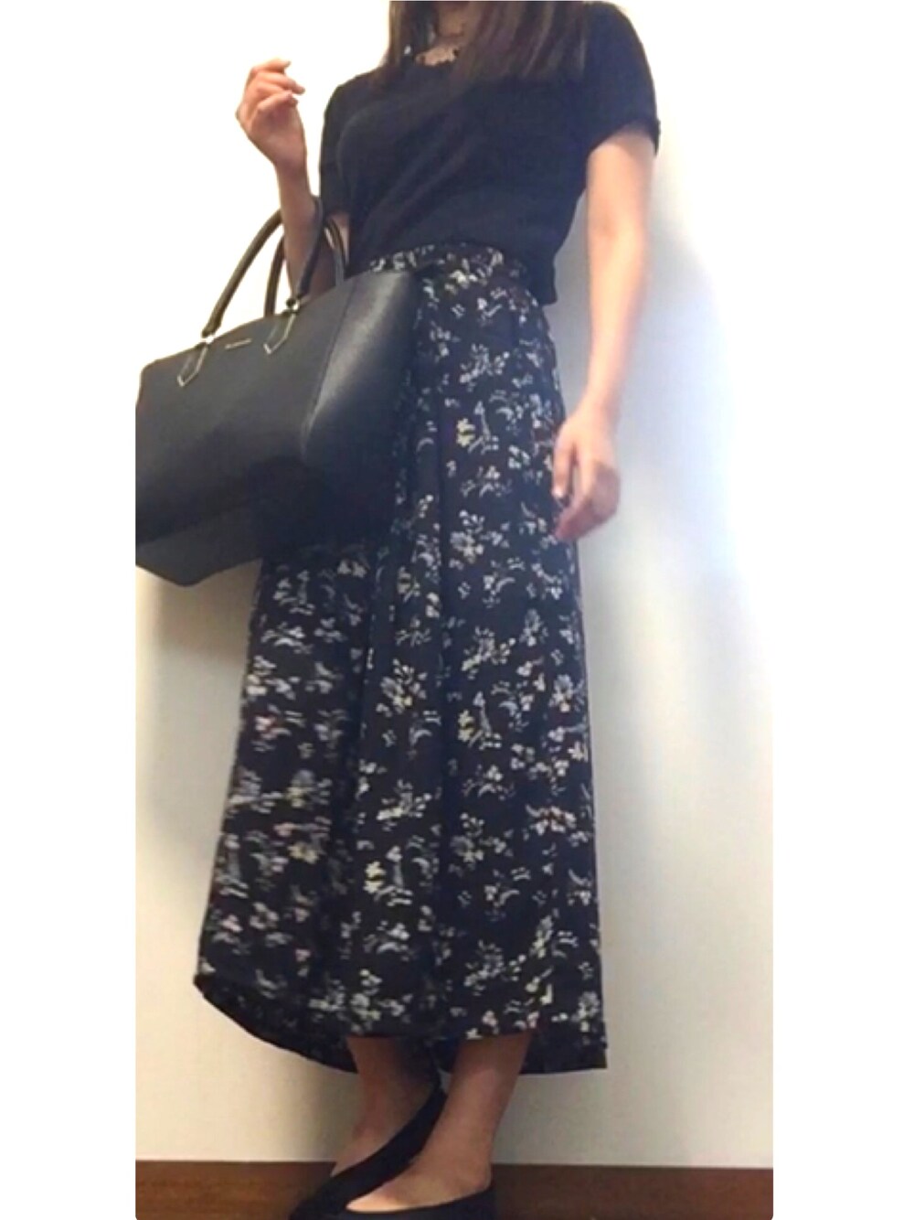 「花柄スカート、ブラックコーデ、秋服準備はじめました、シンプル、おしゃれさんと繋がりたい、オトナ女子、ootd、ワイドパンツ、archives、カジュアルコーデ」｜「ROPE' PICNICの花柄ワイドパンツ（その他パンツ、ブルー系）」を使った、嶺井レイさん（レディース・165cm）の秋コーディネートの1枚目の写真