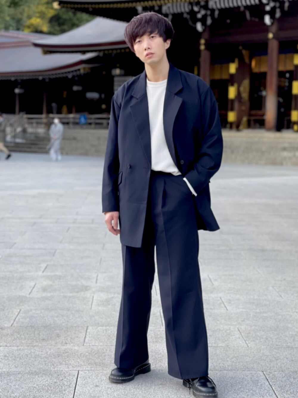「オトナカジュアル、シンプルコーデ、休日スタイル、オーバーサイズ、キレイめ、セットアップ、春コーデ、ラフコーデ、HARE、Dr.Martens」｜「HAREのオーバーサイズテーラードコート(HARE)（テーラードジャケット、ブルー系）」を使った、シイタケマンさん（メンズ・177cm）の冬コーディネートの1枚目の写真