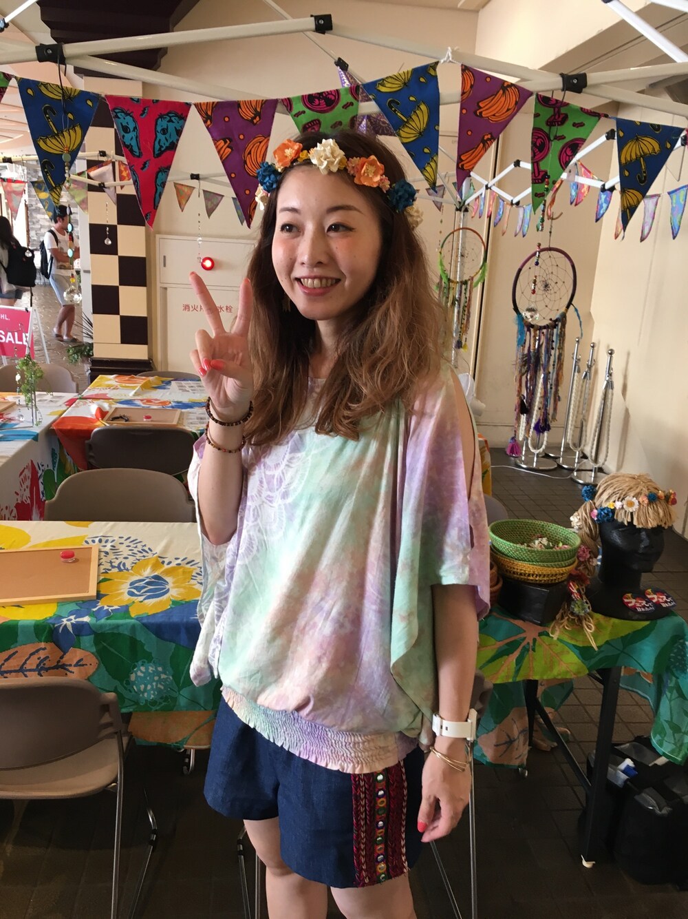 「夏コーデ、カジュアル、デニムパンツ、フェススタイル、大人ガーリー、オトナカジュアル、花かんむり、チャイハネ、イベント」｜「チャイハネの【チャイハネ】yul タイダイマンダラ オープンショルダートップス（その他トップス、パープル系）」を使った、ゆかりさん（レディース・161cm）の夏コーディネートの1枚目の写真