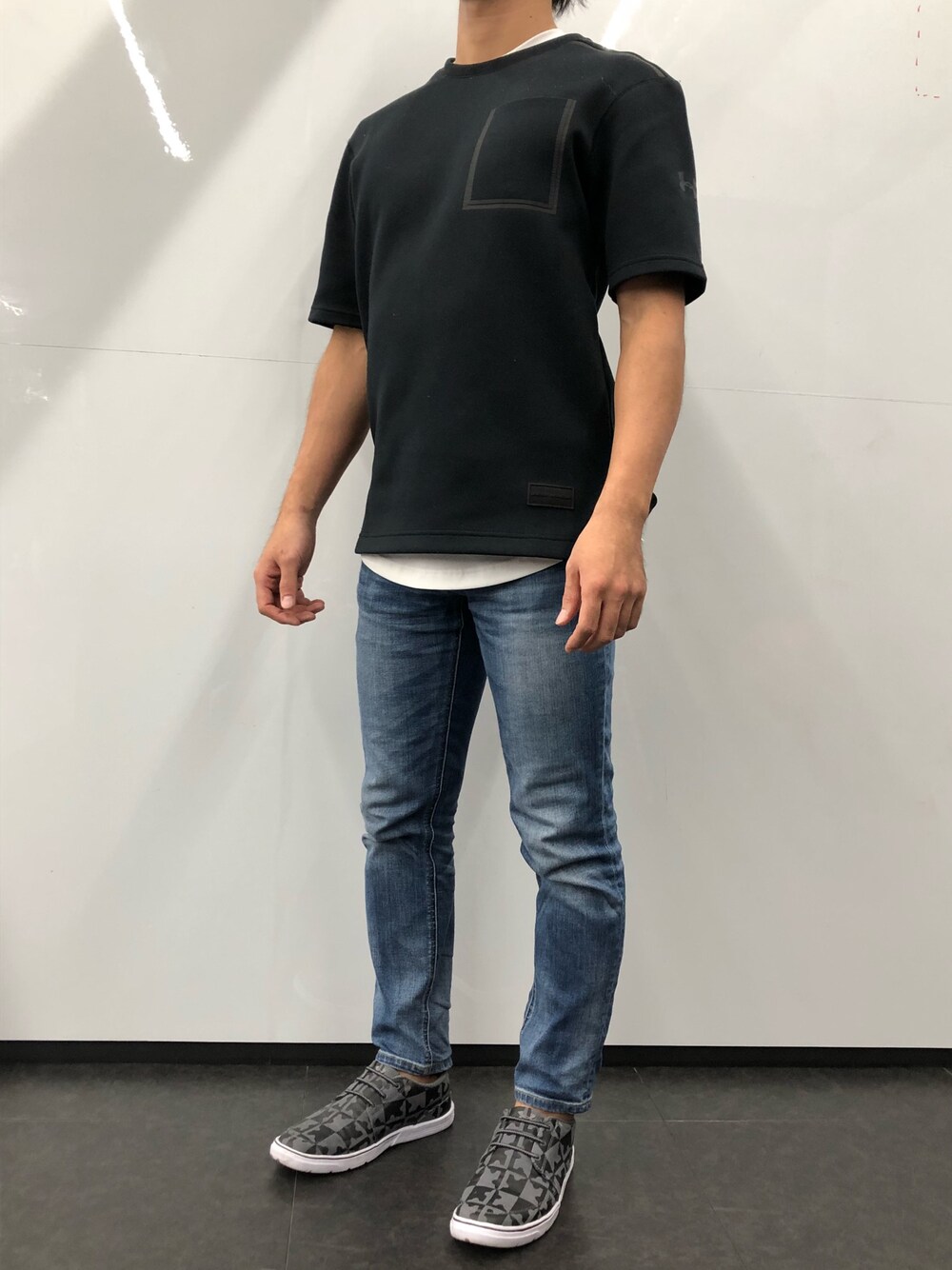 「UNDER ARMOURのアイテム（Tシャツ/カットソー、ブラック系）」を使った、Tenさん（メンズ・166cm）の秋コーディネートの1枚目の写真