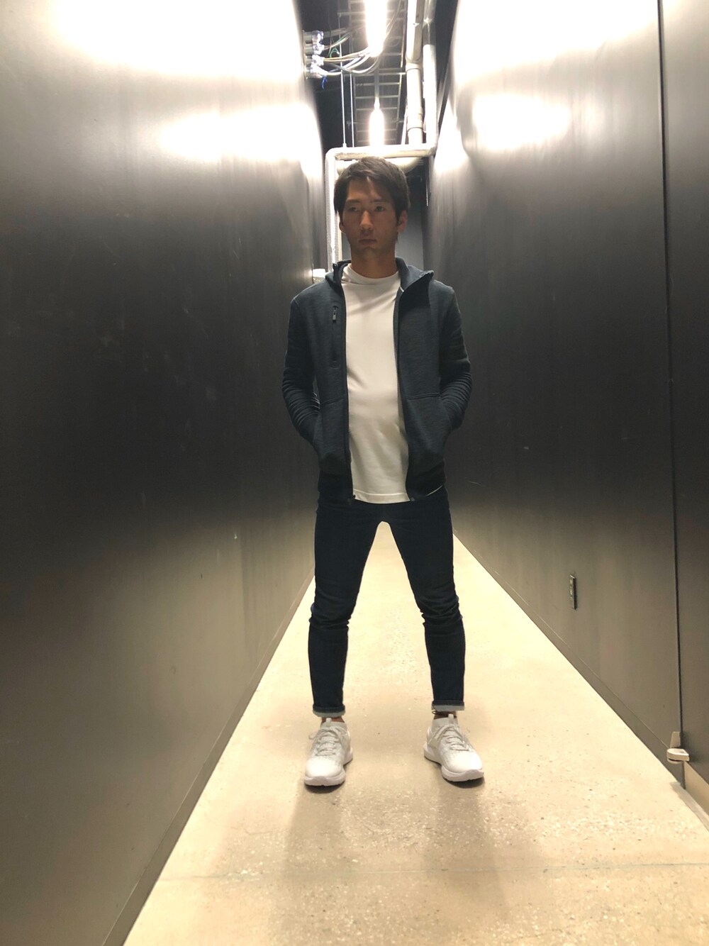 「アンダーアーマー、underarmour、under armour、シンプル、シンプルコーデ、フード、スキニーデニム」｜「UNDER ARMOURのアイテム（スニーカー、ホワイト系）」を使った、Tenさん（メンズ・166cm）の冬コーディネートの1枚目の写真