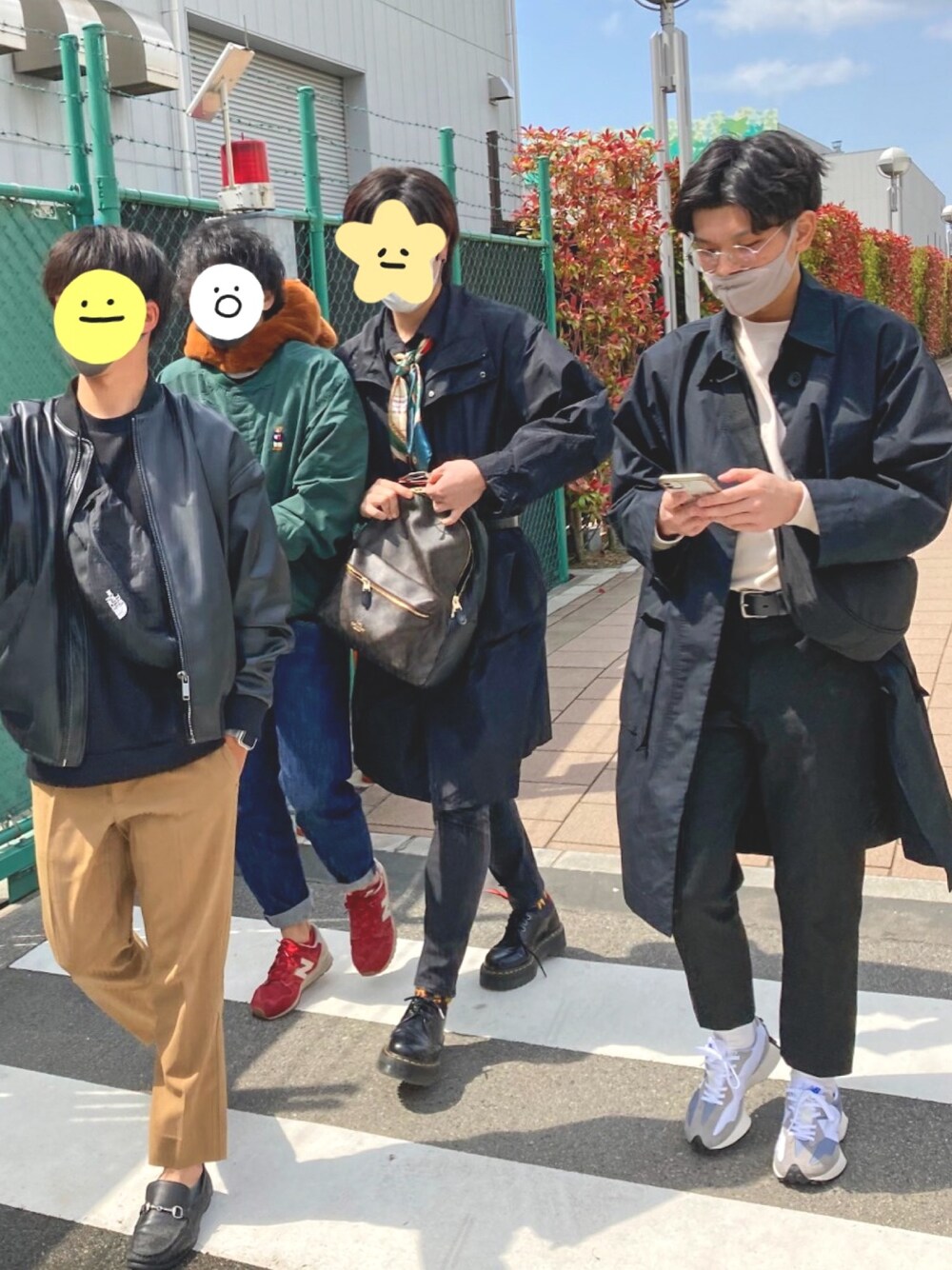 「きれいめカジュアル、シルエット、UNIQLO、ユニクロ、New Balance、newbalance327、春コーデ、スプリングコート、おしゃれさんと繋がりたい、WEAR」｜「NEW BALANCEのアイテム（スニーカー、シルバー系）」を使った、mkさん（メンズ・174cm）の春コーディネートの1枚目の写真