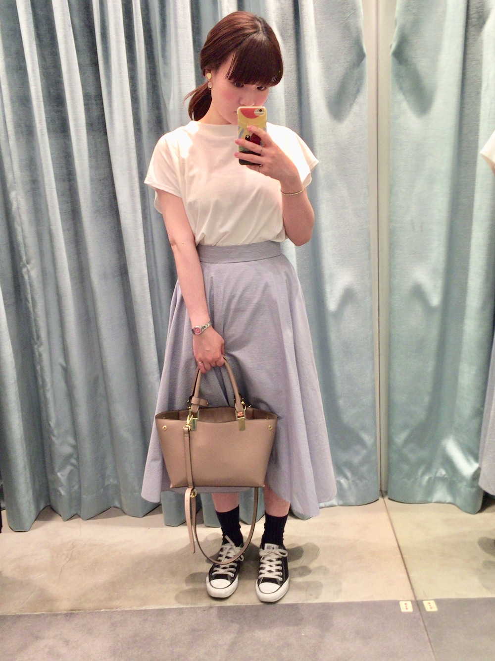 ホワイト系のTシャツ/カットソー、ブルー系のスカート、グレー系のショルダーバッグを着用したレディースの春コーディネートの1枚目の写真