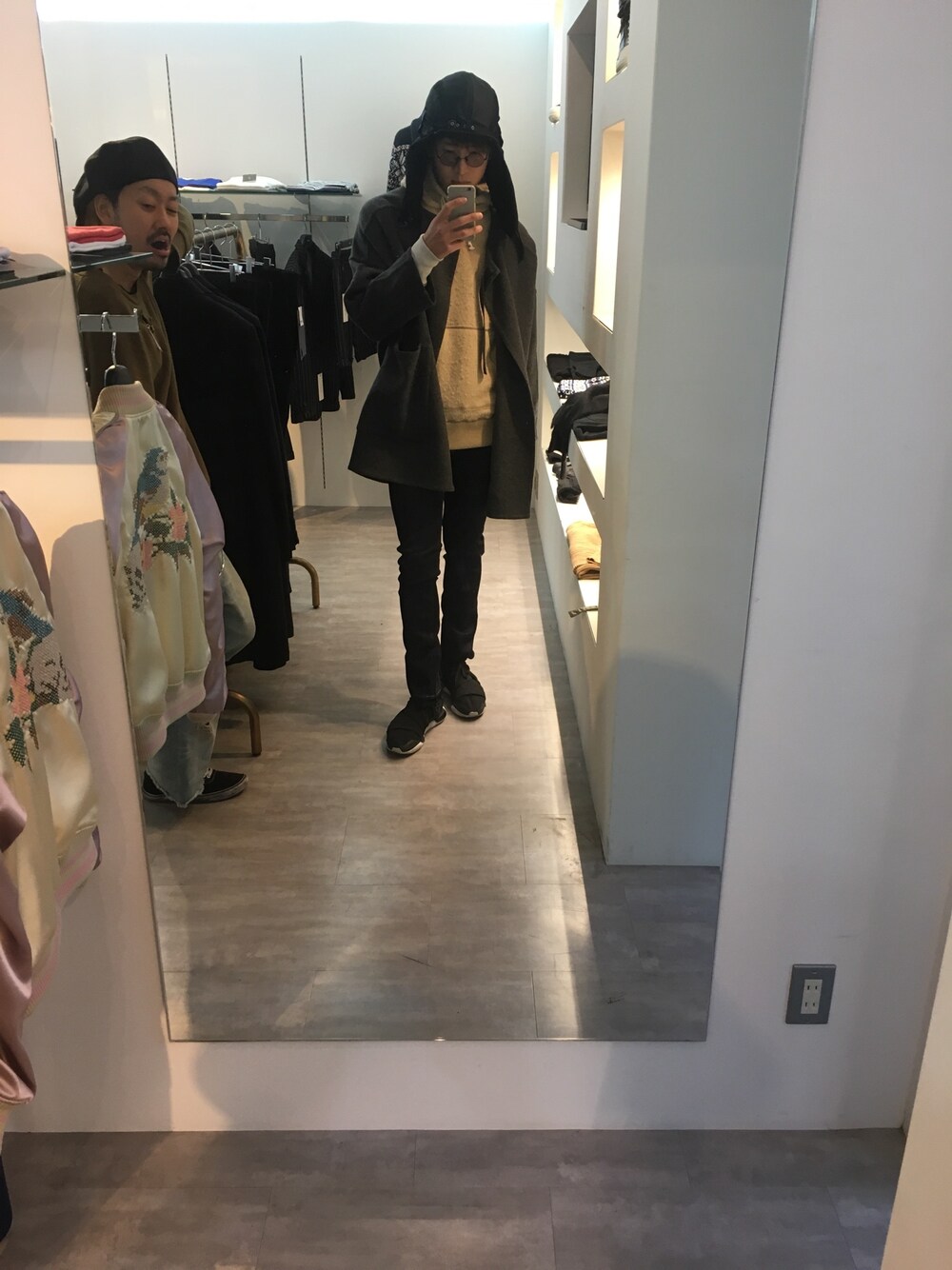 「UNDERCOVERのアイテム（マウンテンパーカー、ベージュ系）」を使った、UKICHIさん（メンズ・182cm）の春コーディネートの1枚目の写真
