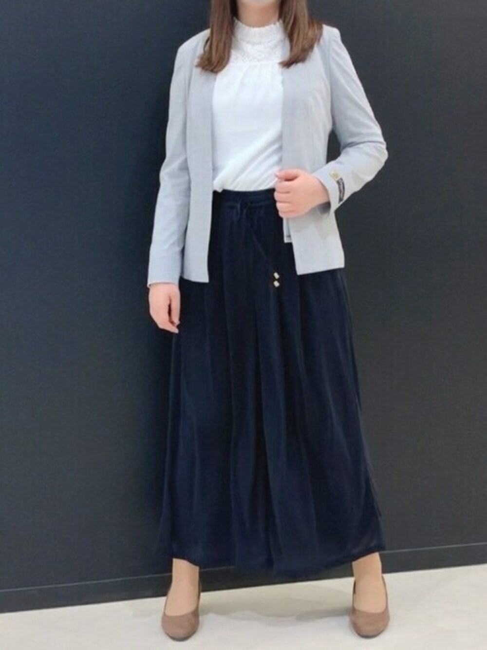 ブルー系のその他パンツ、グレー系のテーラードジャケットを着用したレディースの春コーディネートの1枚目の写真
