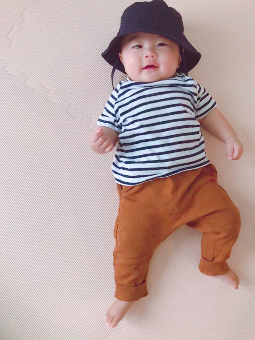 「ベビー、ベビーコーデ、５ヶ月、秋コーデ、ブラウンコーデ、０歳、ボーダー、SHIPS、H&M、GAP」｜「GAPのアイテム（帽子、ブルー系）」を使った、KotaMashi6さん（キッズ・60cm）の秋コーディネートの1枚目の写真