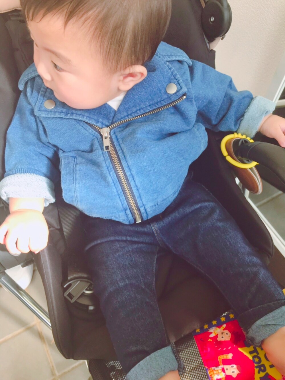 「ベビー、ベビーコーデ、０歳、6ヶ月、やっぱりストリートが好き、男の子コーデ、カジュアルコーデ、ライダース、むすこーで、デニデニ」｜「BRANSHESのミニ裏毛ライダースジャケット（ライダースジャケット、ブルー系）」を使った、KotaMashi6さん（キッズ・70cm）の秋コーディネートの1枚目の写真