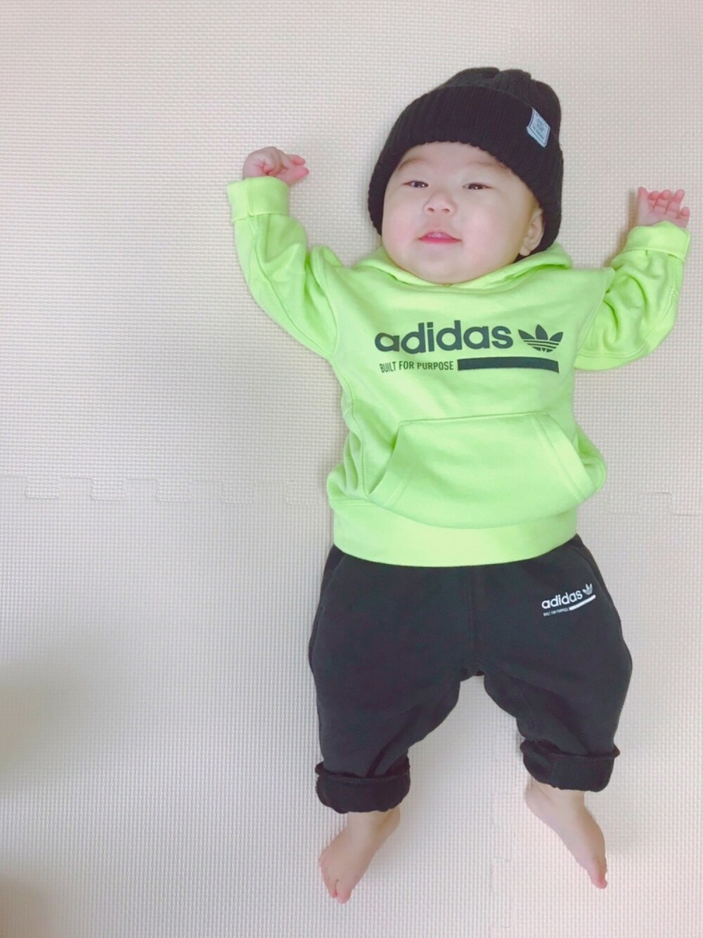 「ベビー、ベビーコーデ、０歳、6ヶ月、セットアップ、adidas、adidas originals、ニット帽、アメカジ、蛍光カラー」｜「BRANSHESのシンプルニットワッチ（ニットキャップ/ビーニー、ブラック系）」を使った、KotaMashi6さん（キッズ・60cm）の秋コーディネートの1枚目の写真