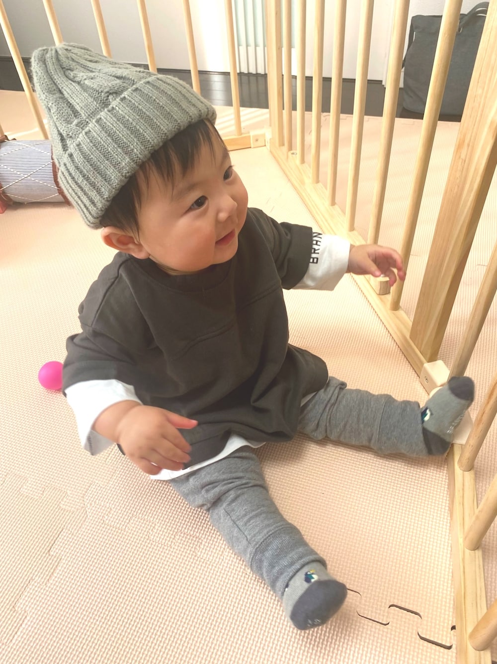 「０歳、9ヶ月、男の子コーデ、レイヤードスタイル、カジュアルコーデ、ワントーンコーデ、ブランシェス、キッズファッション、シンプル、いいね、save、フォローお願いします🤑」｜「BRANSHESのシンプルニットワッチ（ニットキャップ/ビーニー、グレー系）」を使った、KotaMashi6さん（キッズ・70cm）の冬コーディネートの1枚目の写真