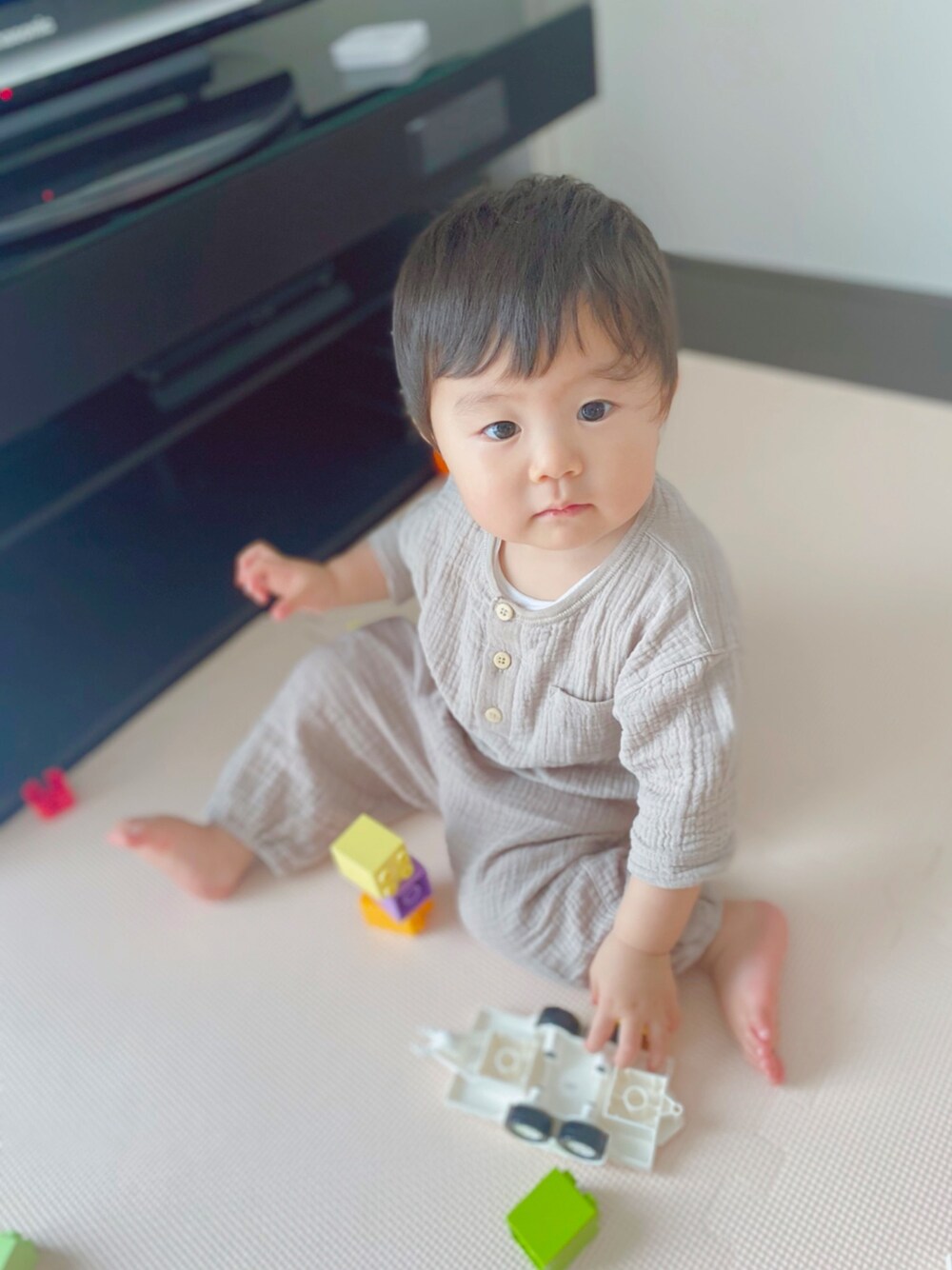 「1歳、カジュアル、プチプラ、ゆるコーデ、キッズコーデ、夏コーデ、むすこーで、男の子コーデ、しまむら、セットアップ」｜「しまむらのアイテム（セットアップ、ベージュ系）」を使った、KotaMashi6さん（キッズ・70cm）の夏コーディネートの1枚目の写真