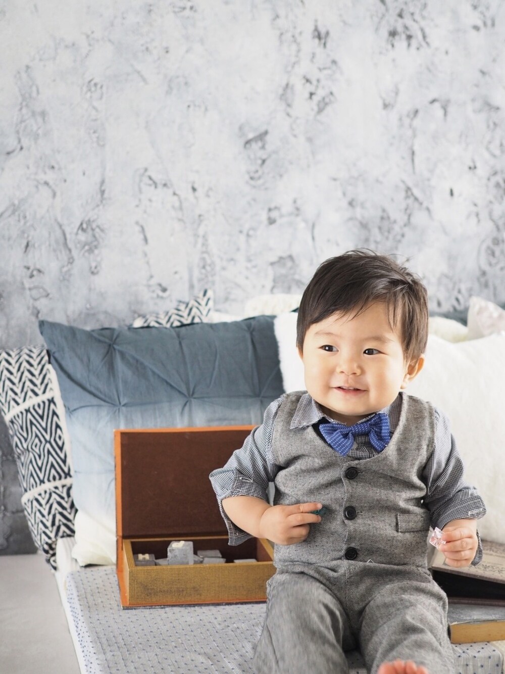 「1歳、誕生日、キッズファッション、キッズコーデ、スーツスタイル、和服、家族コーデ、おそろいコーデ、リンクコーデ、ワントーンコーデ」｜「家族写真📸のアイテム（その他、その他）」を使った、KotaMashi6さん（キッズ・70cm）の夏コーディネートの1枚目の写真