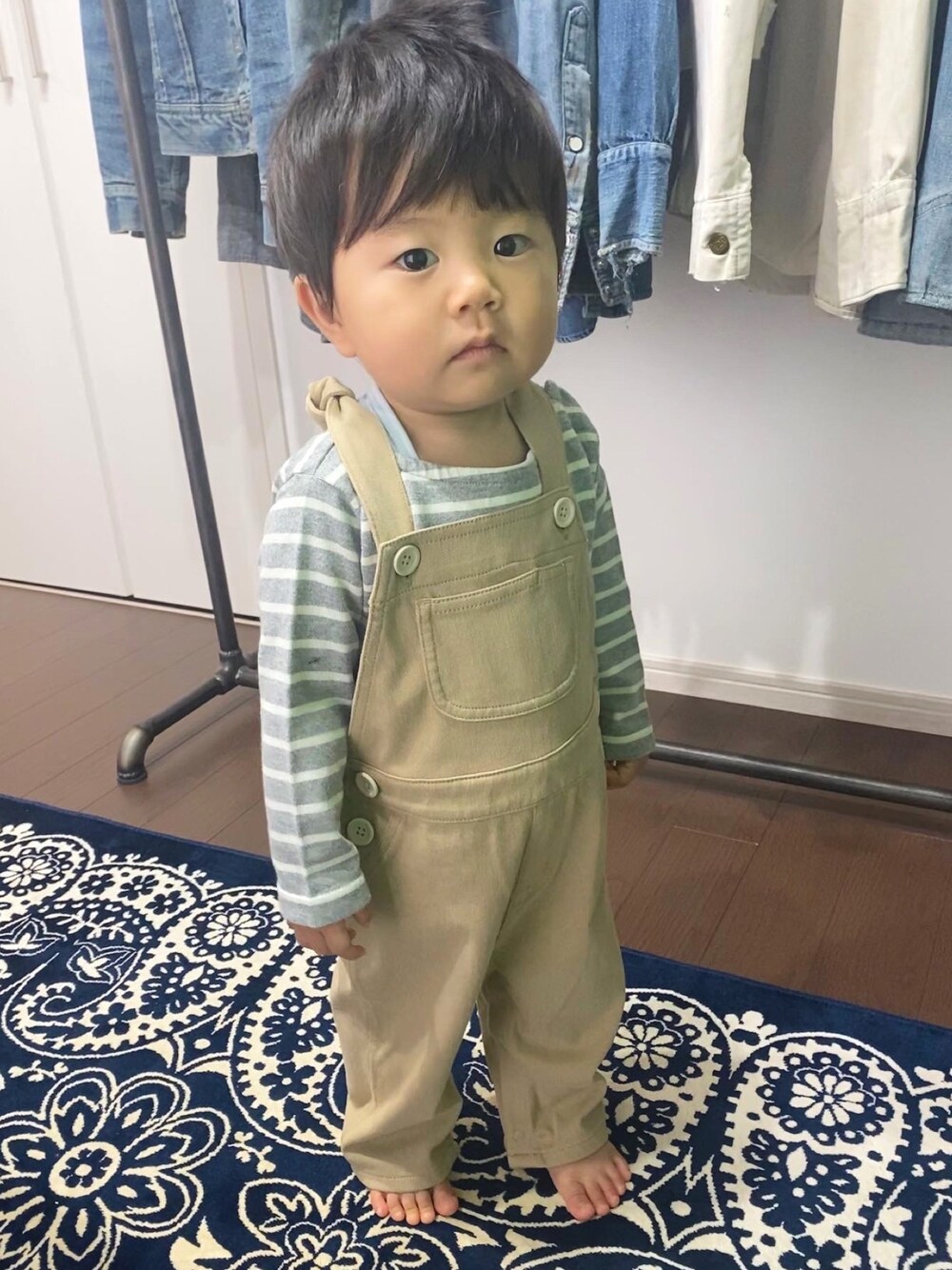 「1歳、秋のマイ旬スタイル、休日スタイル、シンプルコーデ、男の子、キッズコーデ、オーバーオール、サロペット、ボーダー、むすこーで」｜「BRANSHESの【タフT】ボートネックボーダー長袖Tシャツ（Tシャツ/カットソー、グレー系）」を使った、KotaMashi6さん（キッズ・70cm）の秋コーディネートの1枚目の写真