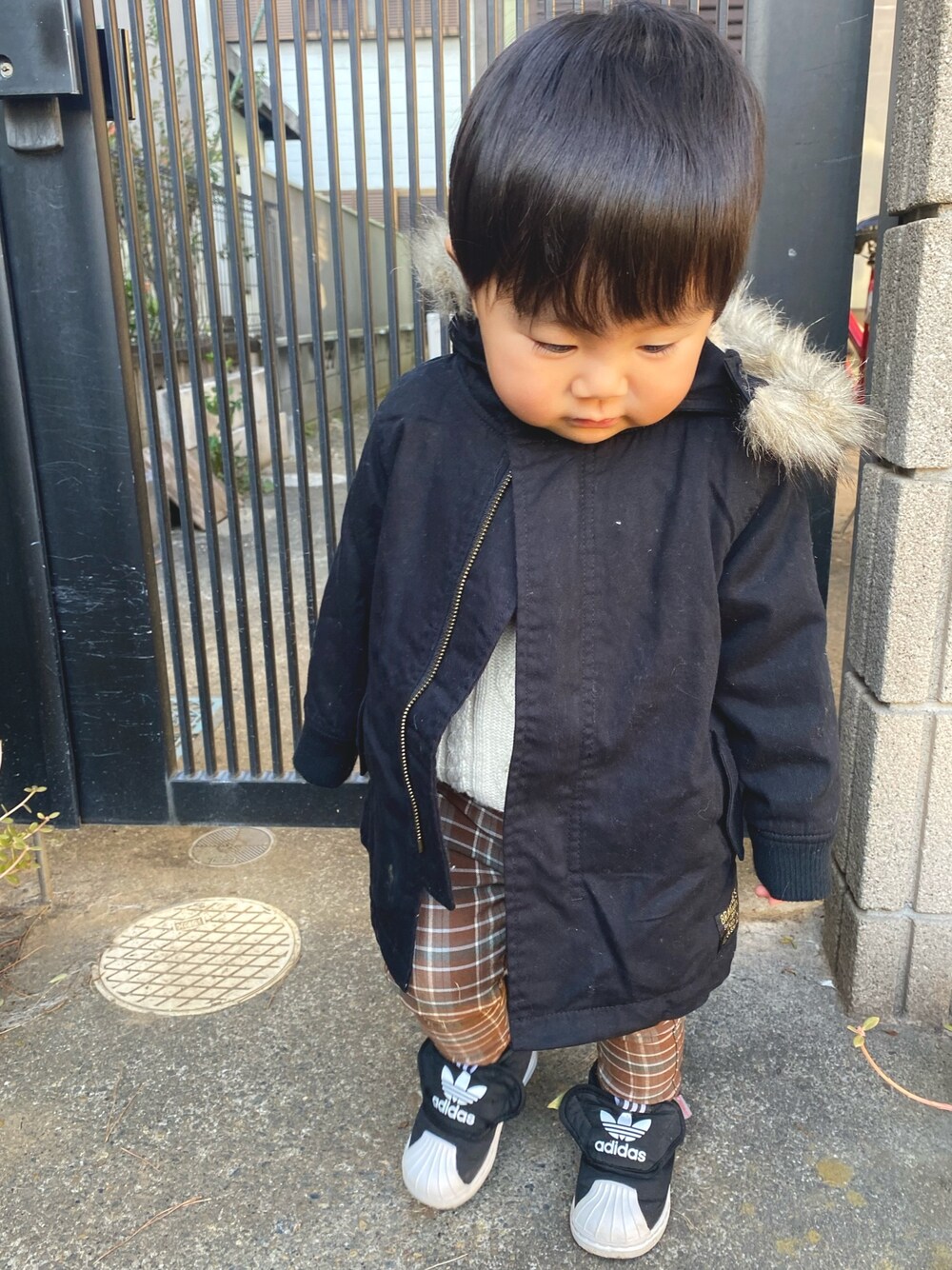 「1歳、秋冬コーデ、モッズコート、ブラック、ボア、チェックパンツ、柄パンツ、ブーツ、スポーツミックス、男の子コーデ」｜「BRANSHESのモッズコート（モッズコート、ブラック系）」を使った、KotaMashi6さん（キッズ・80cm）の冬コーディネートの1枚目の写真