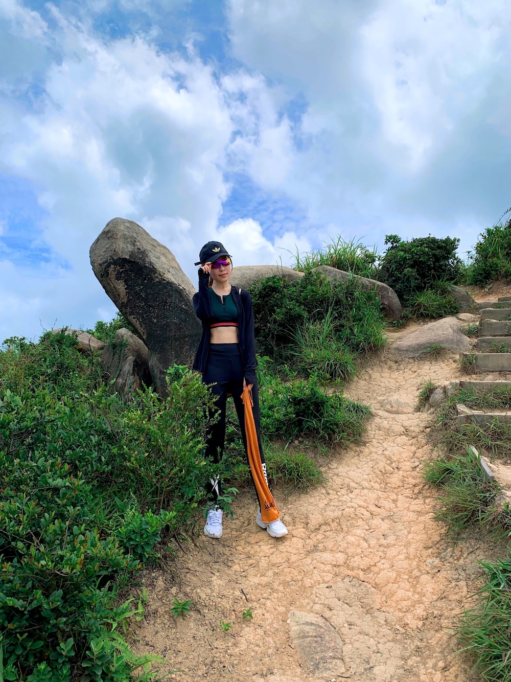 「ootd、夏、球鞋、休閒、日系極簡、運動搭配、鹽系風格、男友風、黑白搭配、韓系」｜「adidasのアイテム（キャップ、ブラック系）」を使った、coraさん（レディース・163cm）の夏コーディネートの1枚目の写真