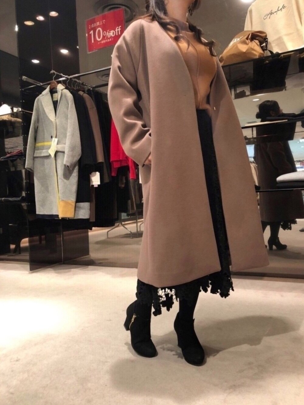 ブラウン系のその他アウター、ブラック系のスカート、グレー系のチェスターコートを着用したレディースの秋コーディネートの1枚目の写真