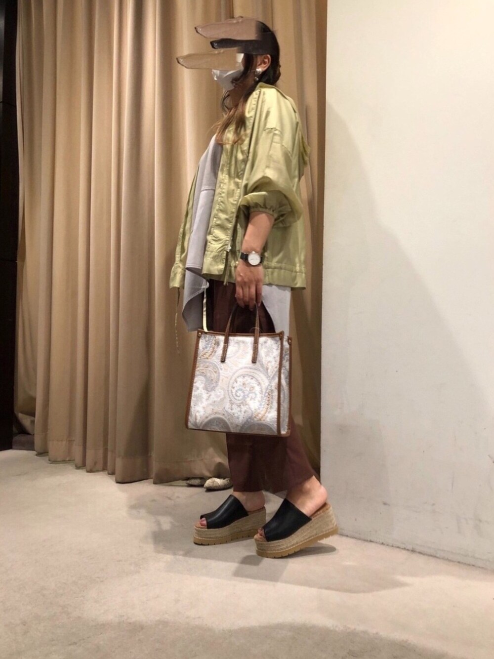 「パーカー、低身長、Tシャツ、アシンメトリー、グリーン、ペイズリー、厚底サンダル、ブラウン、プチプラ、オトナカジュアル」｜「INTERPLANETの厚底ジュートサンダル（サンダル、ブラック系）」を使った、m.さん（レディース・153cm）の春コーディネートの1枚目の写真