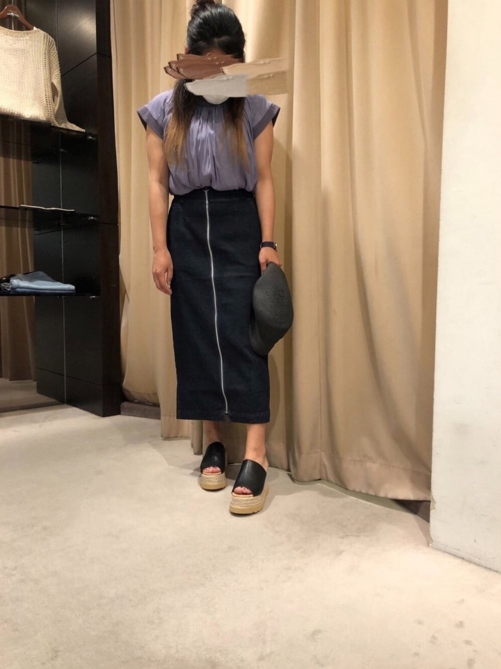 ブラック系のサンダル、その他のデニムスカート、パープル系のシャツ/ブラウスを着用したレディースの夏コーディネートの1枚目の写真